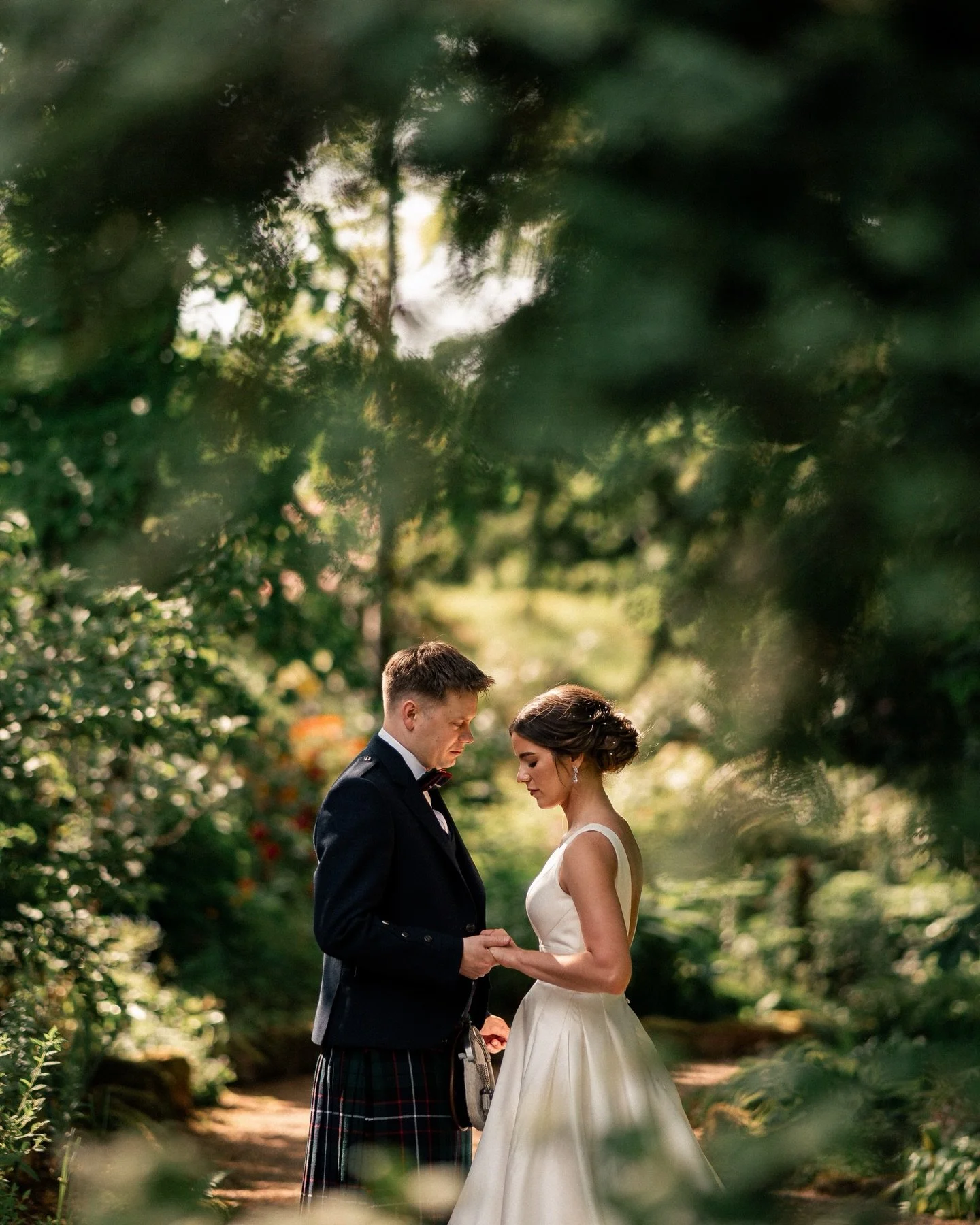 Summer weddings loading ☀️
Throwing it back to Randi &amp; Norman&rsquo;s beautiful June wedding &mdash; full of sunshine, laughter and effortless moments.
Days like this are exactly why summer weddings hit different.
#scottishweddingphotographer #du