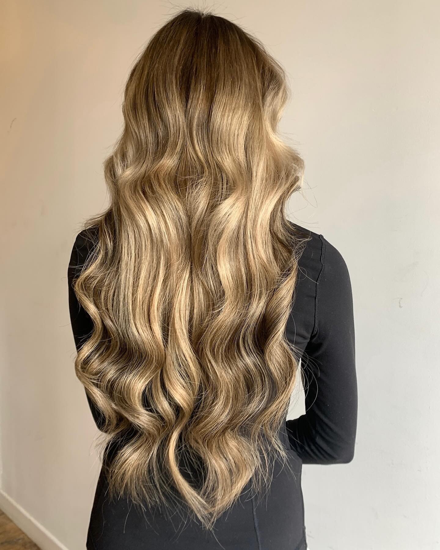 Blonde dreams come true ✨ Gorgeous blend of balayage and long extensions for that perfect, effortless wave. 💁&zwj;♀️ 

SWIPE for that before! 

#BlondeExtensions #BalayageMagic #LongHairLove #SeamlessBlend #extensions #hair #haireducator #hairexpert