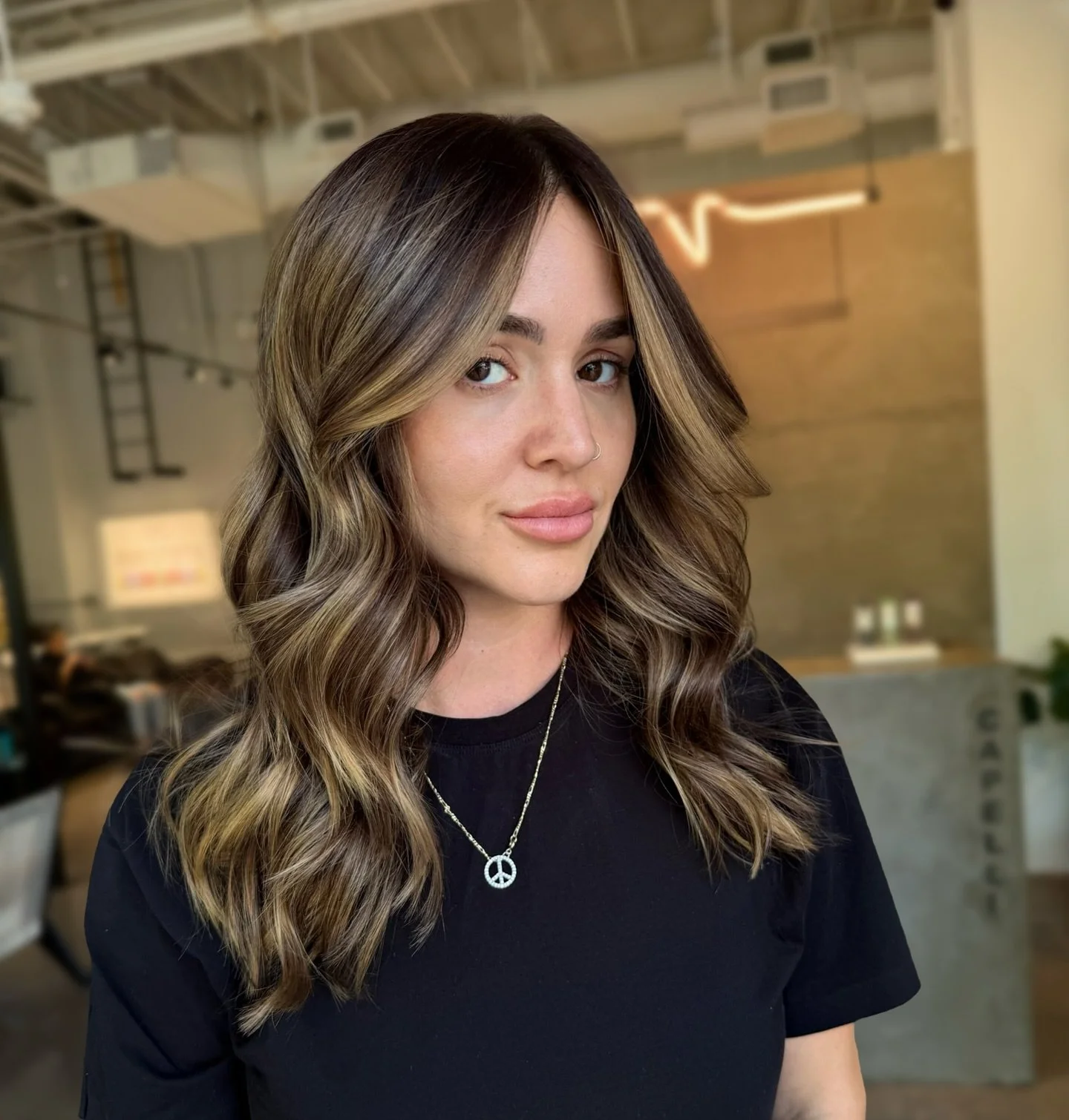 Fall hair is coming In hot 🔥

#lasvegas #lasvegashair #lasvegashairstylist #lasvegashairsalon #fallhair #fallbalayage #summerlinhairstylist #redken