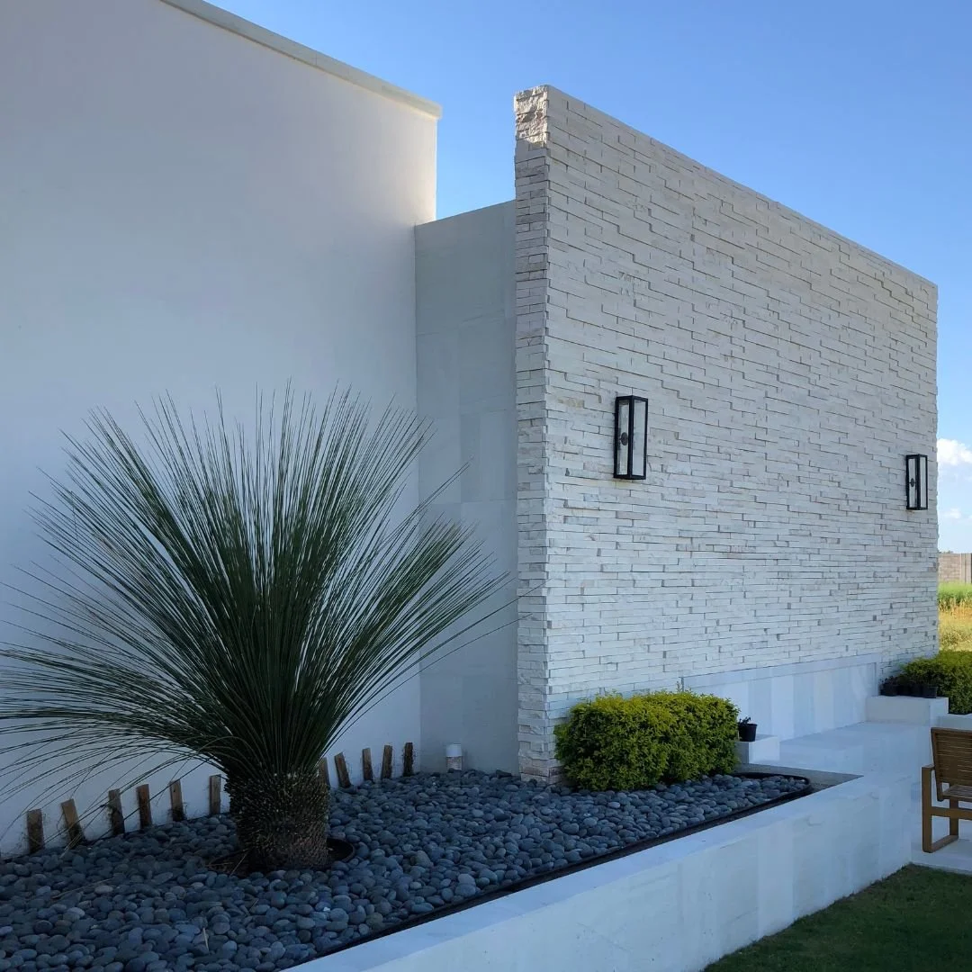 Instalada en formato de 5 cm de alto por largos libres.