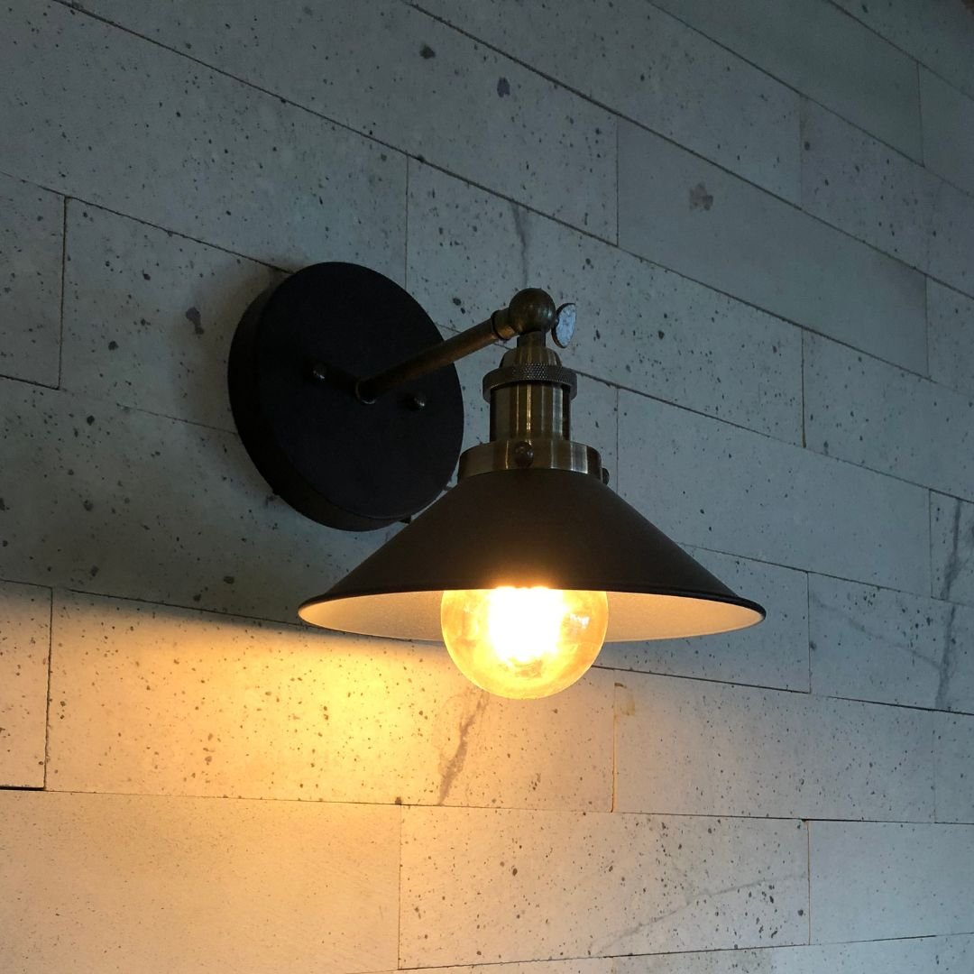 Instalada en formato 40x10 cm.