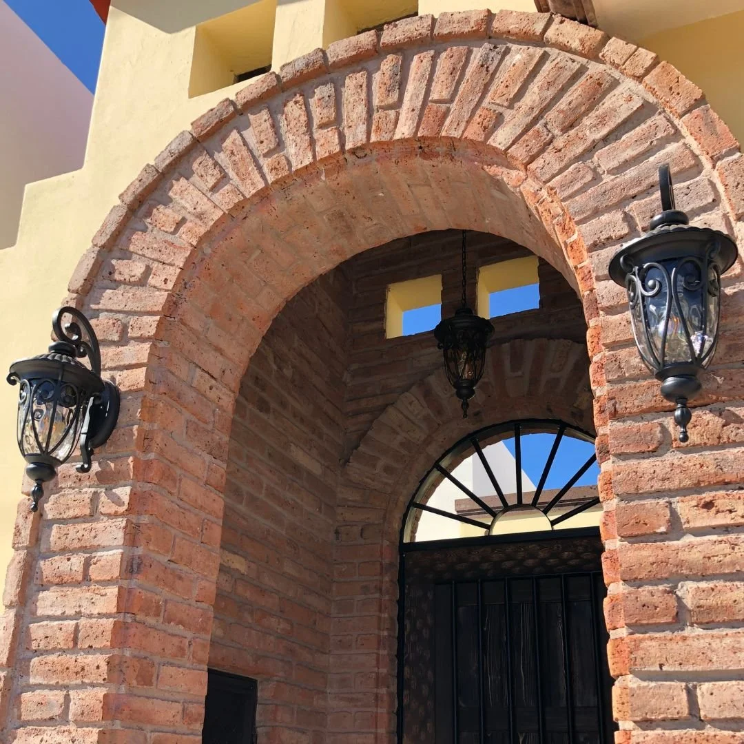 Instalado en portico de acceso. 