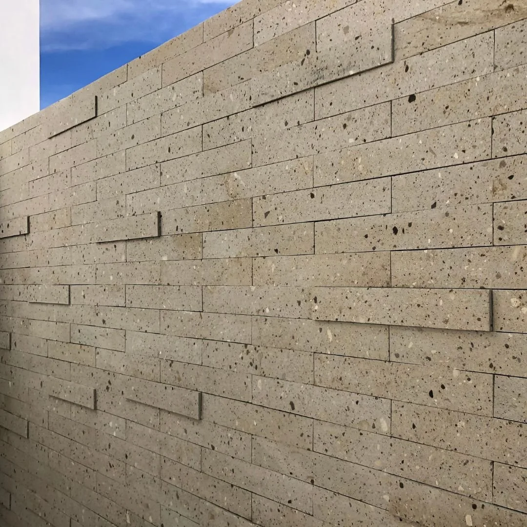 Instalada en formato 40x10 cm. 