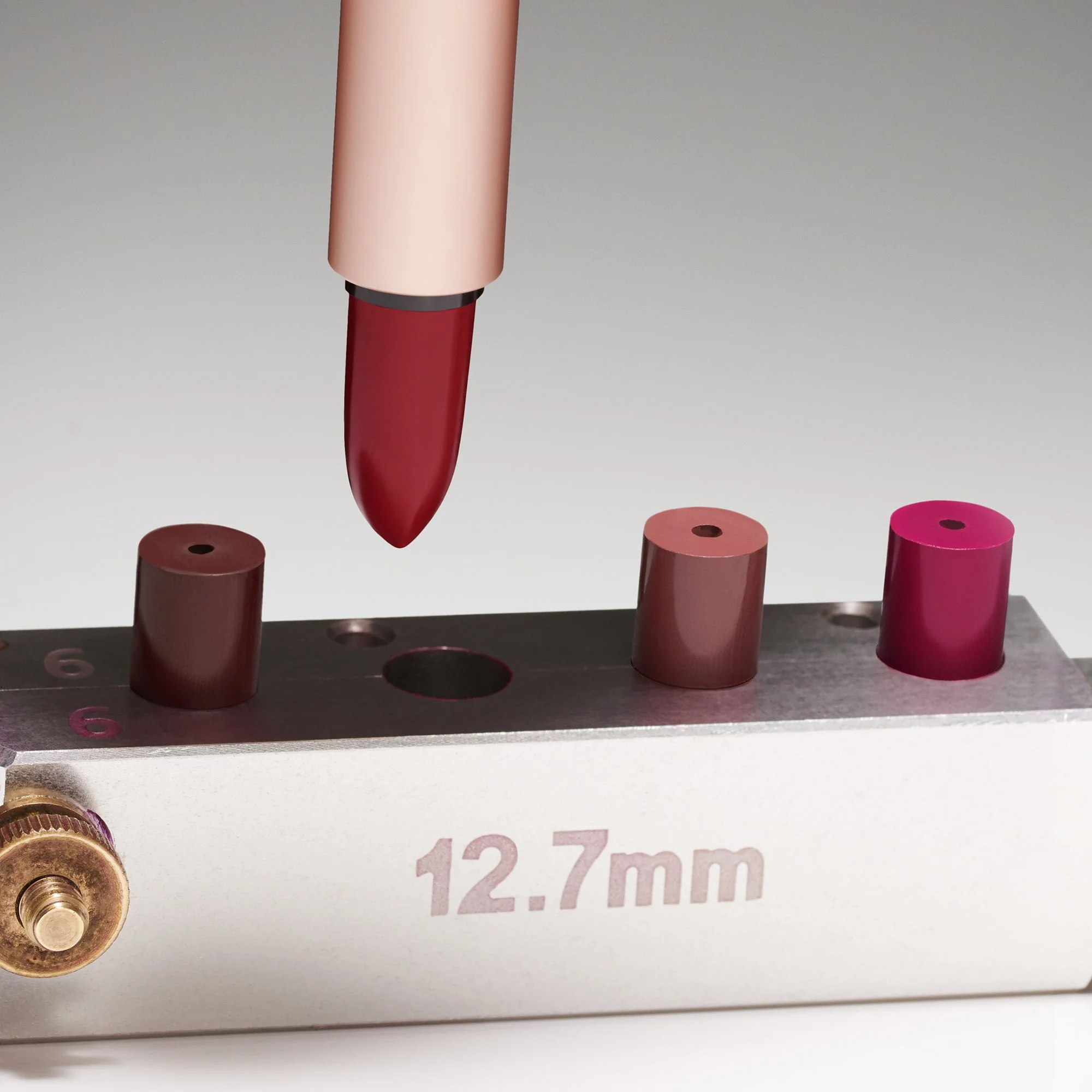 LL_SUMMER2024_PROCESS_LIPSTICK_STEP_5_ 140_2000x2000_300DPI.jpg