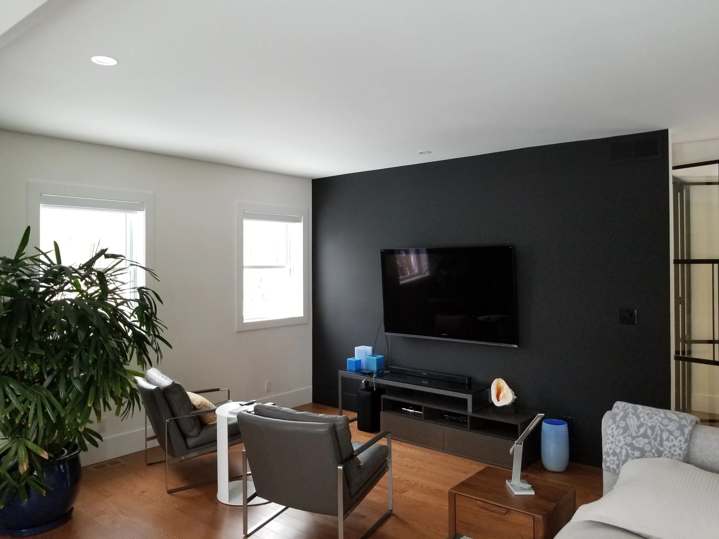 Salon avec mur d'accent foncé fraîchement peint dans une maison à Rosemère