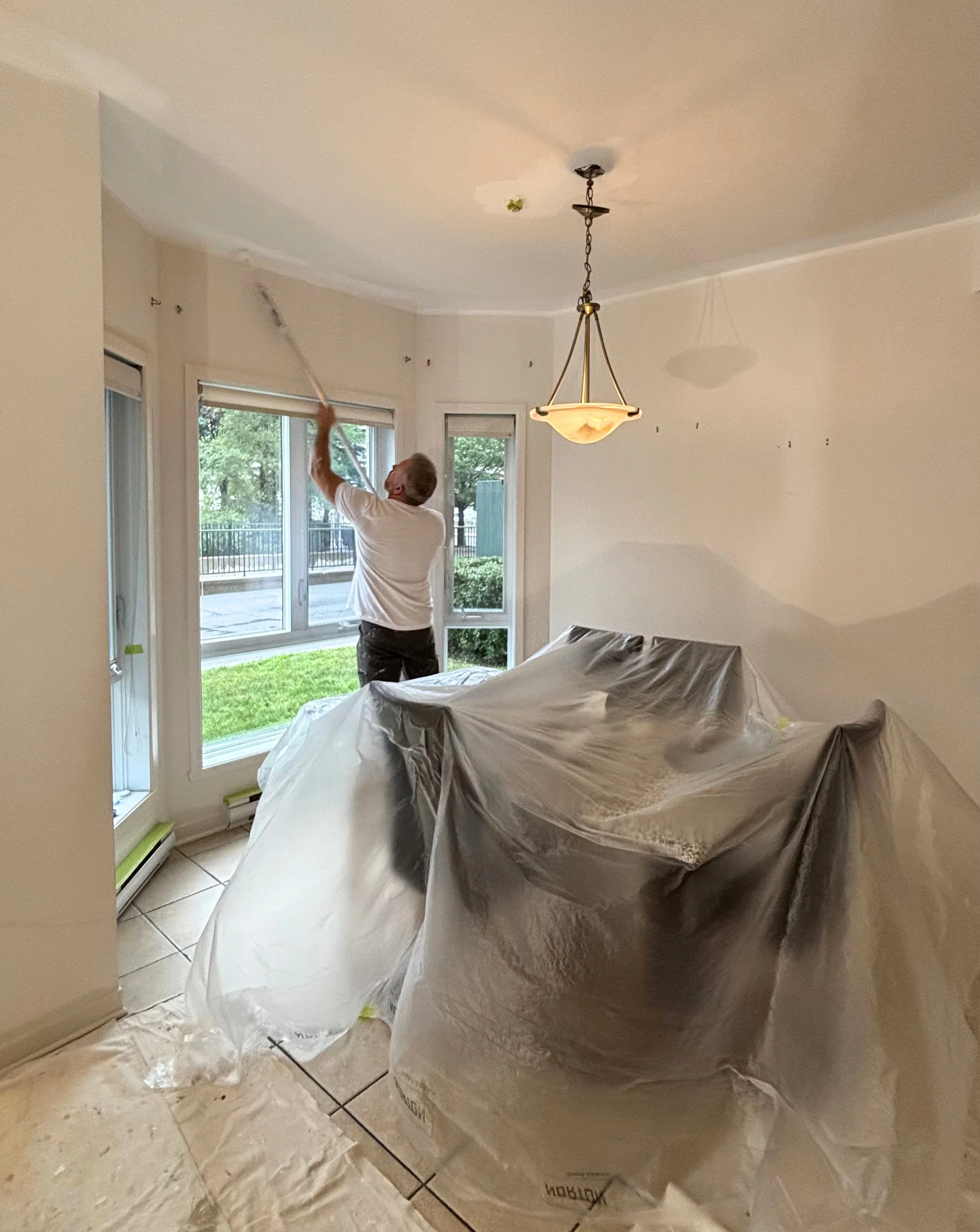 Combien coûte la peinture intérieure d'une maison ou d'un condo? Guide des prix 2026