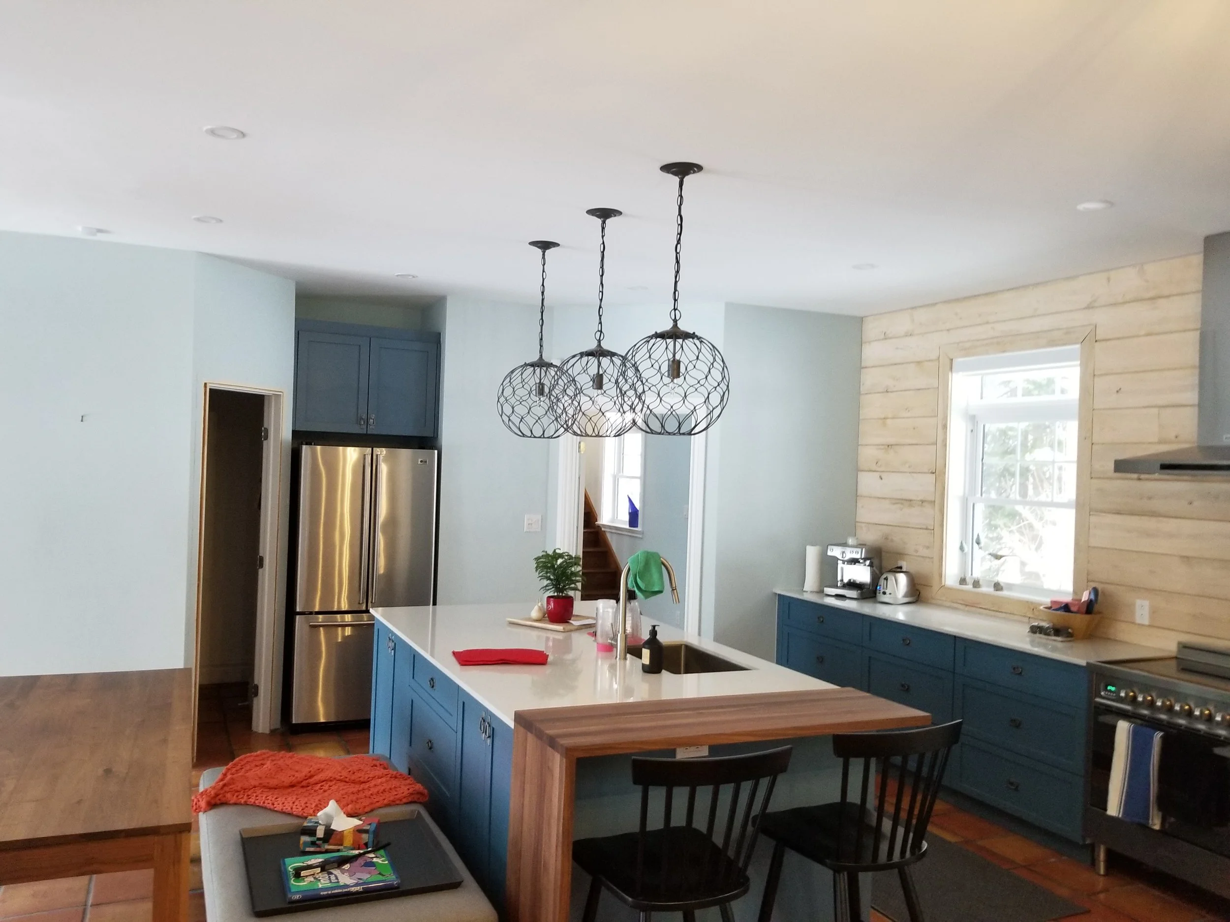 Aire ouverte cuisine et salle à manger aux murs fraîchement repeints dans une maison à Blainville