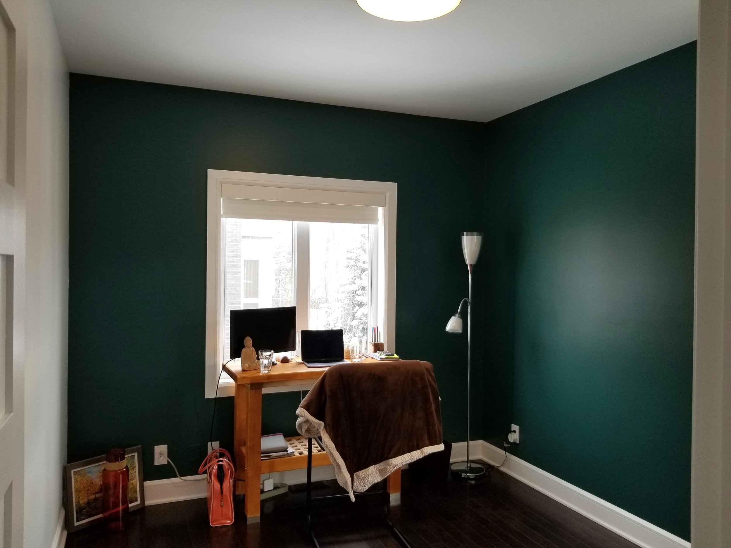 Bureau à domicile aux murs peints en vert Libellule AF-510 de Benjamin Moore, maison à Rosemère