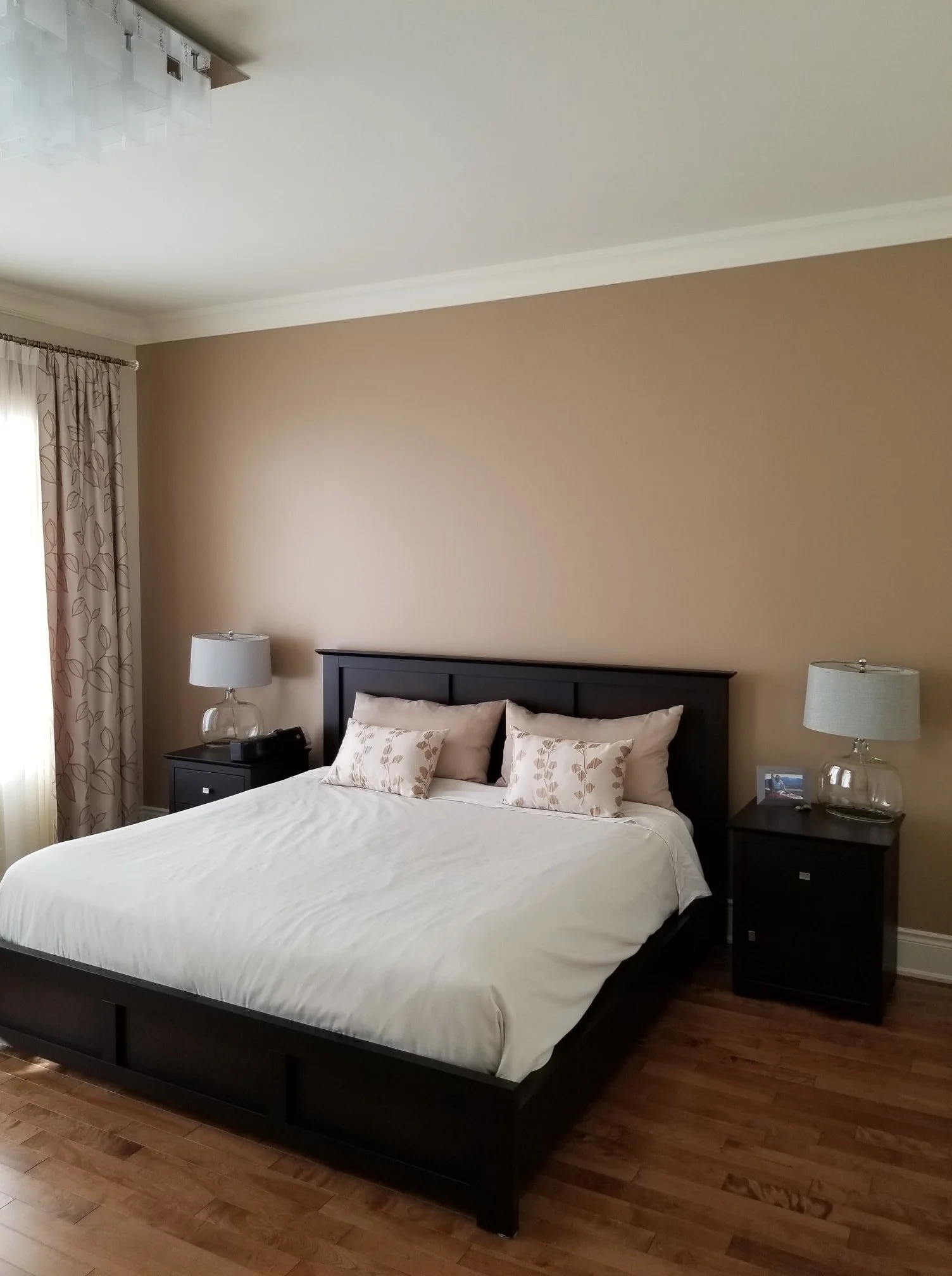 Chambre aux murs taupe repeints, moulures en Blanc Décorateur CC-20, maison à Rosemère