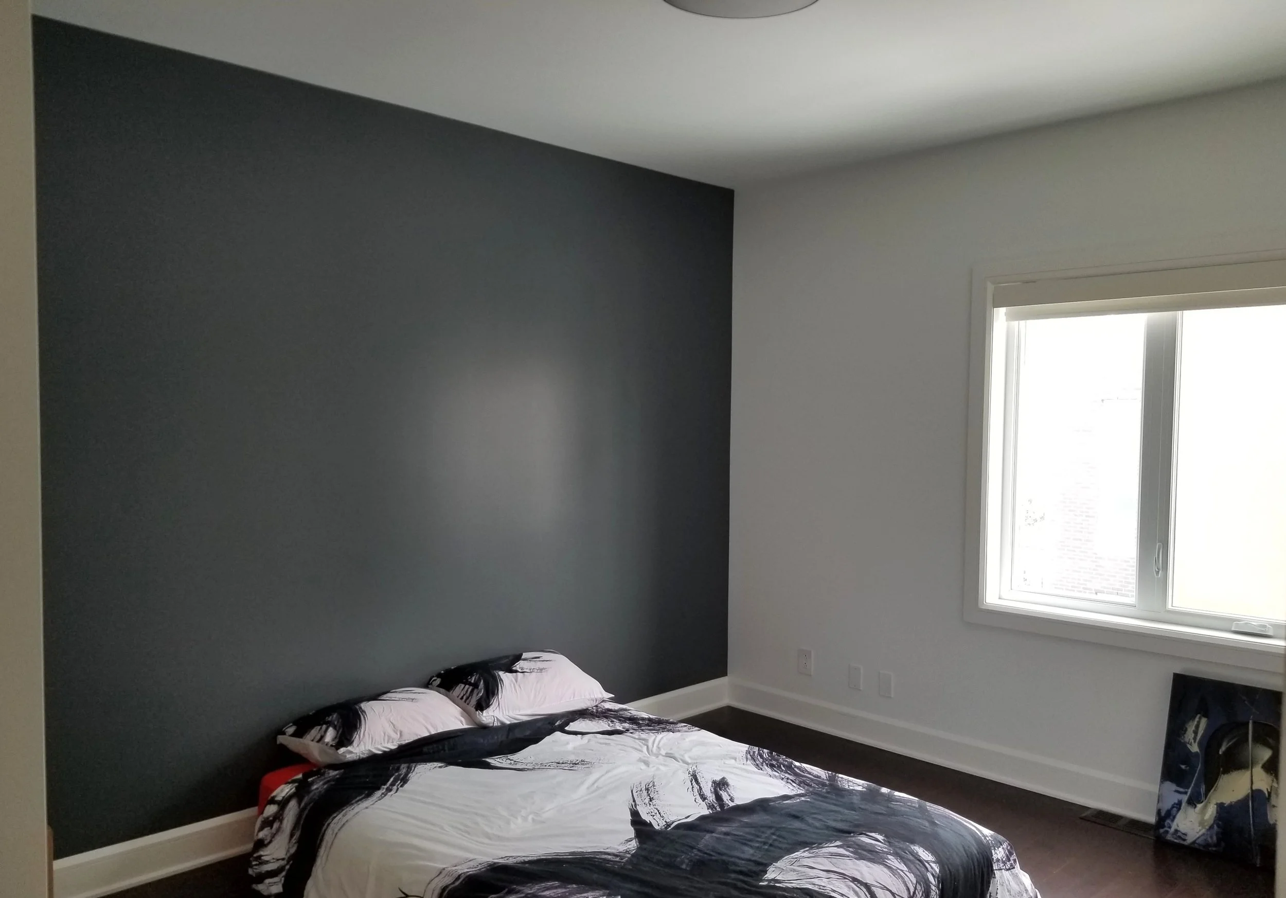 Chambre avec mur d'accent peint en Anthracite 1484 de Benjamin Moore dans une maison à Rosemère