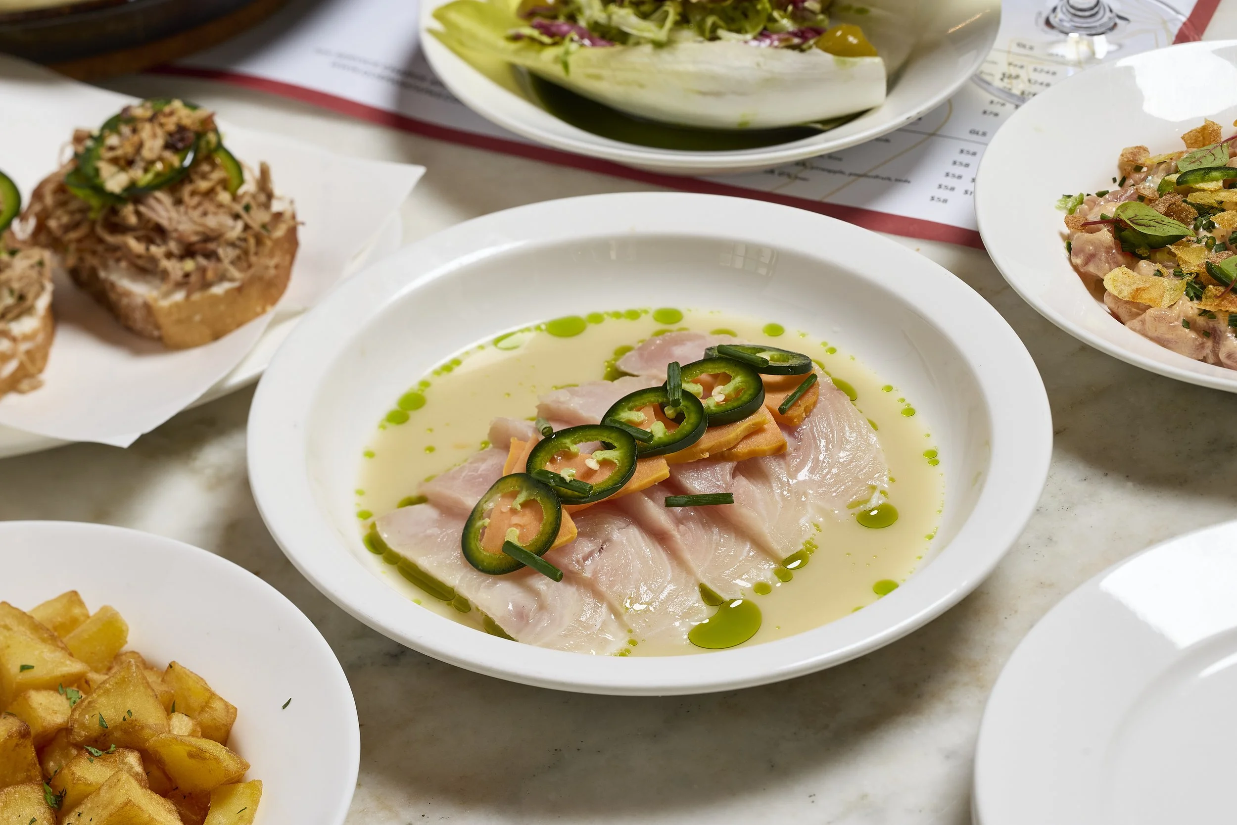 Hamachi Leche de tigre, sweet potato, parsley oil, jalapeño
酸汁漬油甘魚，蕃薯，青辣椒，歐芹油.

