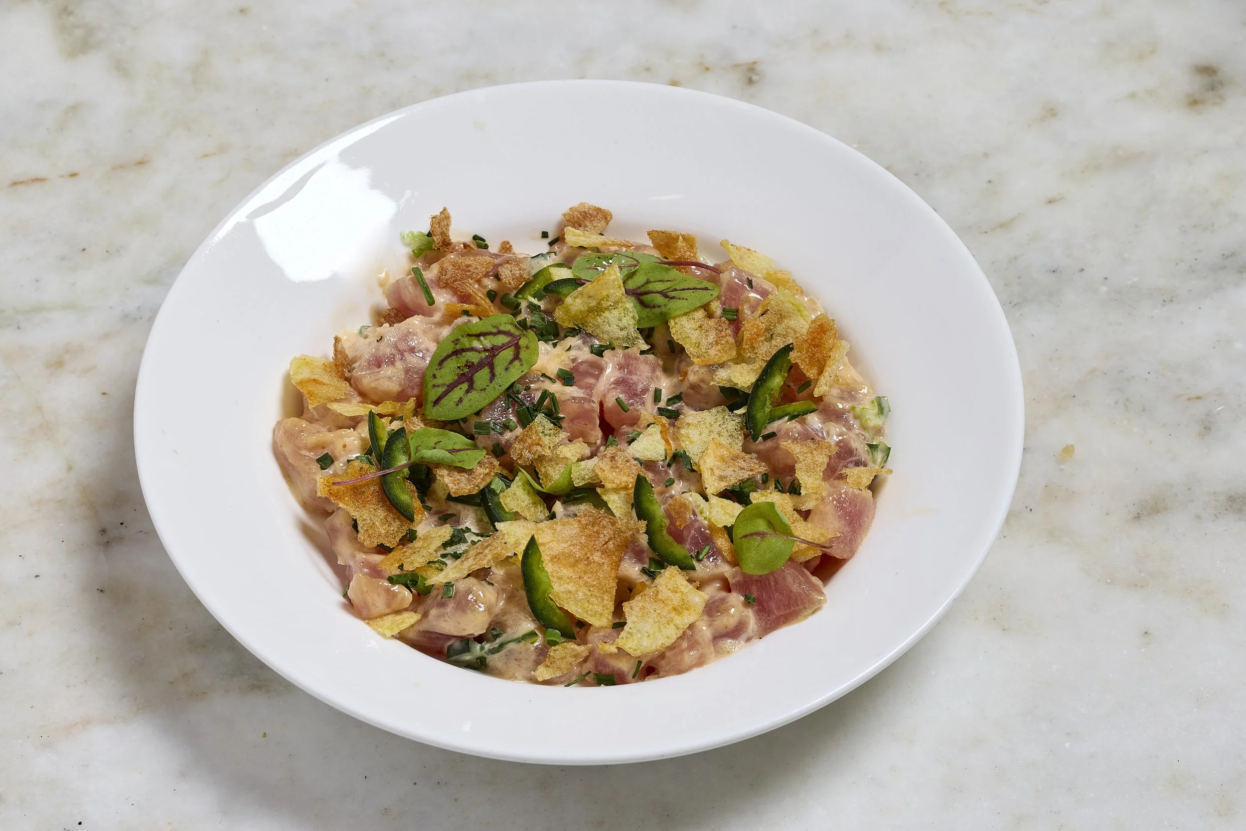 Tuna Tartare Sesame oil, soy, jalapeño, aioli, Chips
吞拿魚他他, 芝麻油, 蒜香蛋黃醬, 薯片
