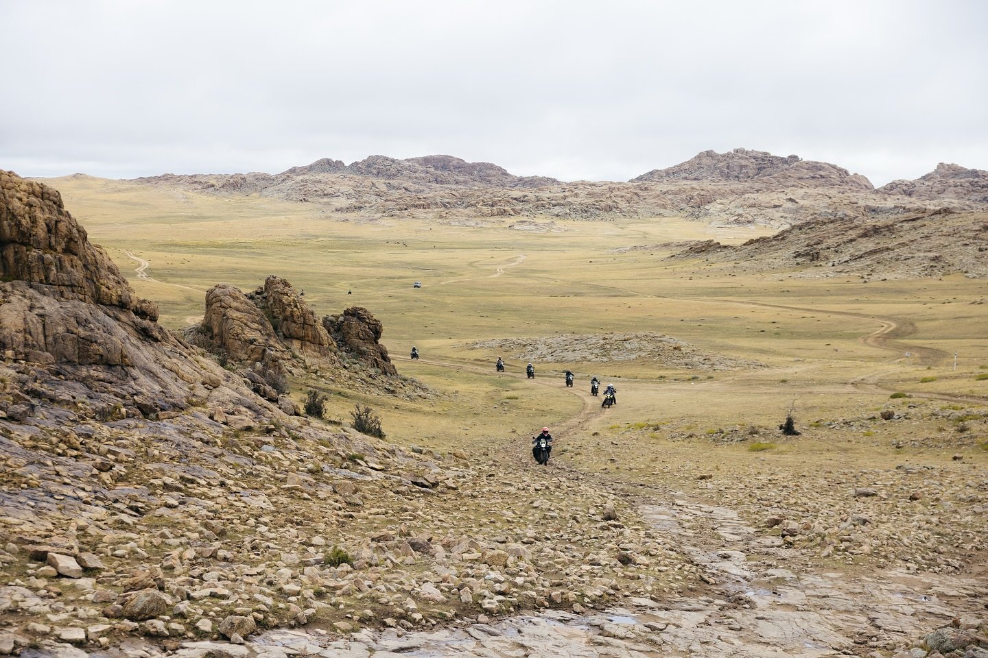 🚵&zwj;♂️ Swipe for some rocky uphill grind.
The Gobi Raid Tour brings its own set of challenges.

📅 2026 calendar out now.
🔗 Visit our website to learn more.

#GobiRaidTour #2026Ride #AdventureReady
#BuiltByTheHimalayas #AllRoadsNoRoads #RoyalEnfi