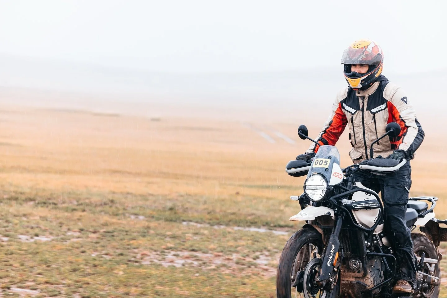 &bull; The Mongolian sky changes in a heartbeat &mdash; one minute sunshine, the next, a wall of rain. 

We don&rsquo;t stop. We ride through it.

That&rsquo;s what the Himalayan 450 is built for &mdash; pure freedom, no matter the weather. 🌦️🇲🇳

