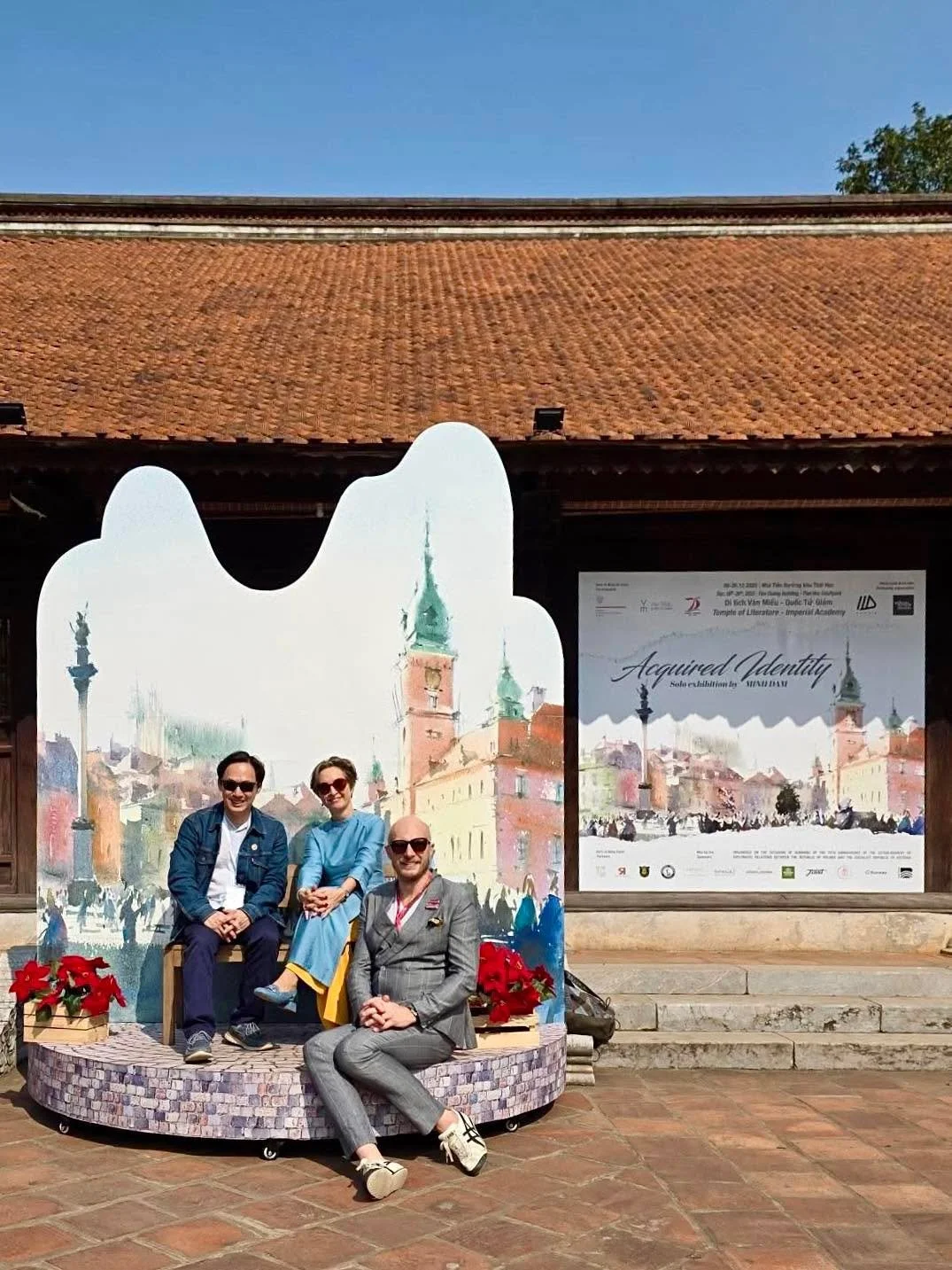 Wraz z Panią Ambasador @joannasskoczek i Panem redaktorem @tomaszsajewicz z @polskieradio przed Budynkiem Frontowym Świątyni Literatury - Akademii Cesarskiej gdzie prezentowana jest moja solowa wystawa &bdquo;Tożsamość nabyta - Acquired Identity&rdqu