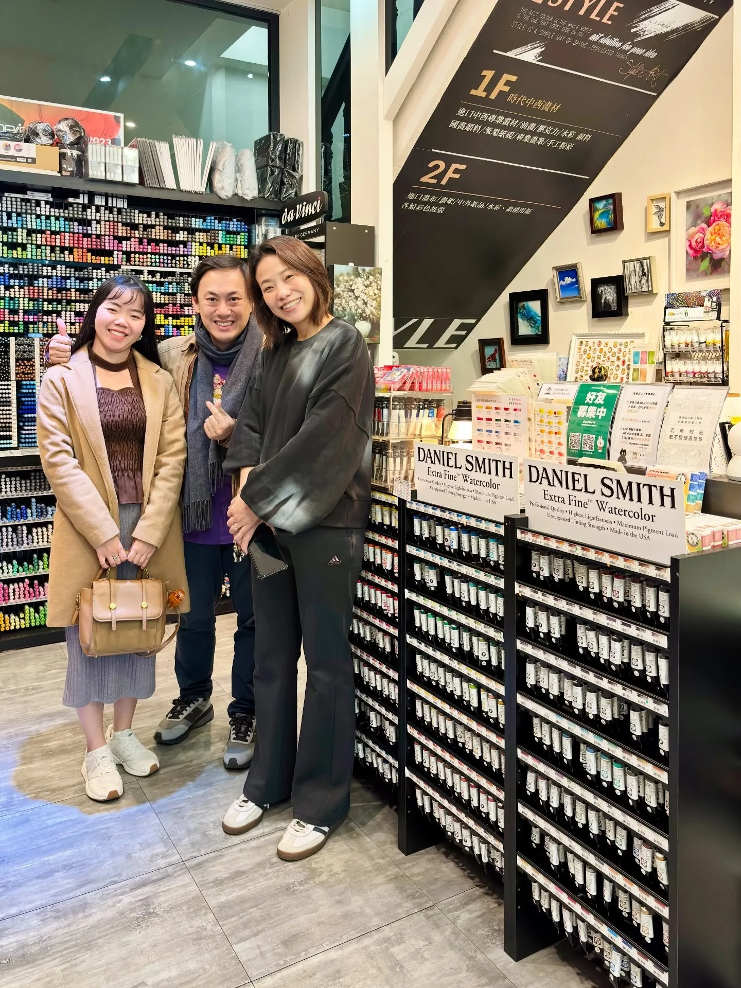 Visiting @styleart_tw today in Taichung, Taiwan 🇹🇼
Such a beautiful store and a wonderful owner - warm, welcoming, and open to new ideas. Thank you so much for the great conversation and for carrying @danielsmithartistsmaterials.

#TaichungArt #Tai