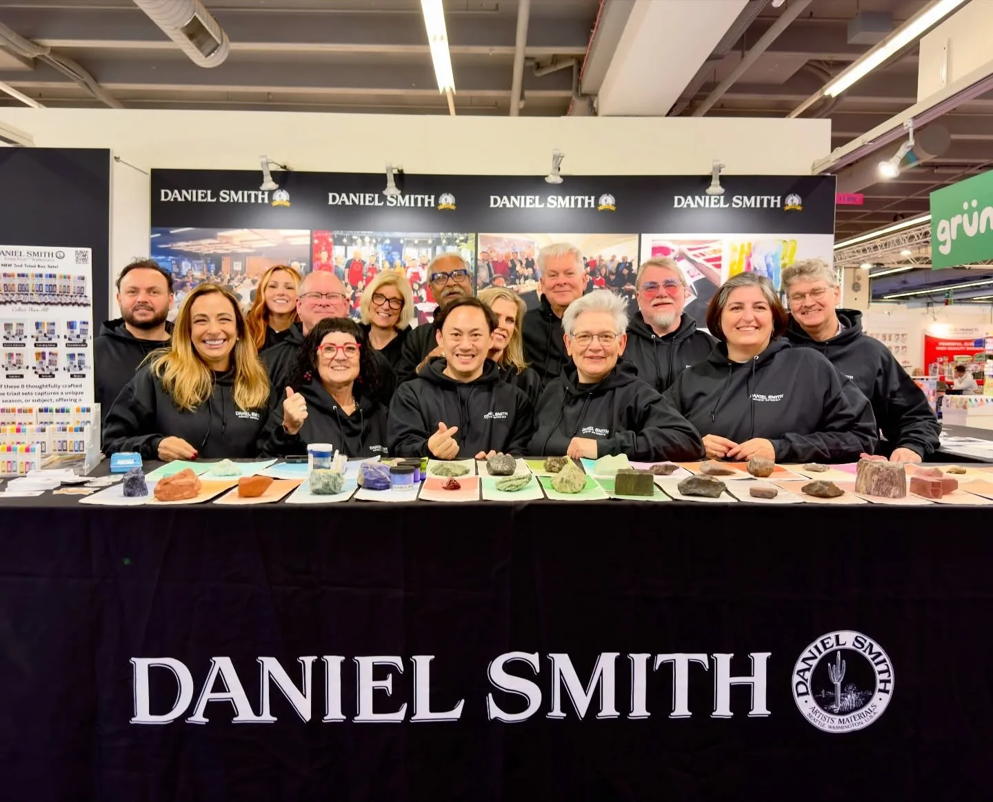 Daniel Smith Team at @creativeworld.frankfurt in Frankfurt.

@danielsmithartistsmaterials 
#danielsmith #danielsmithartmaterials #danielsmithwatercolors