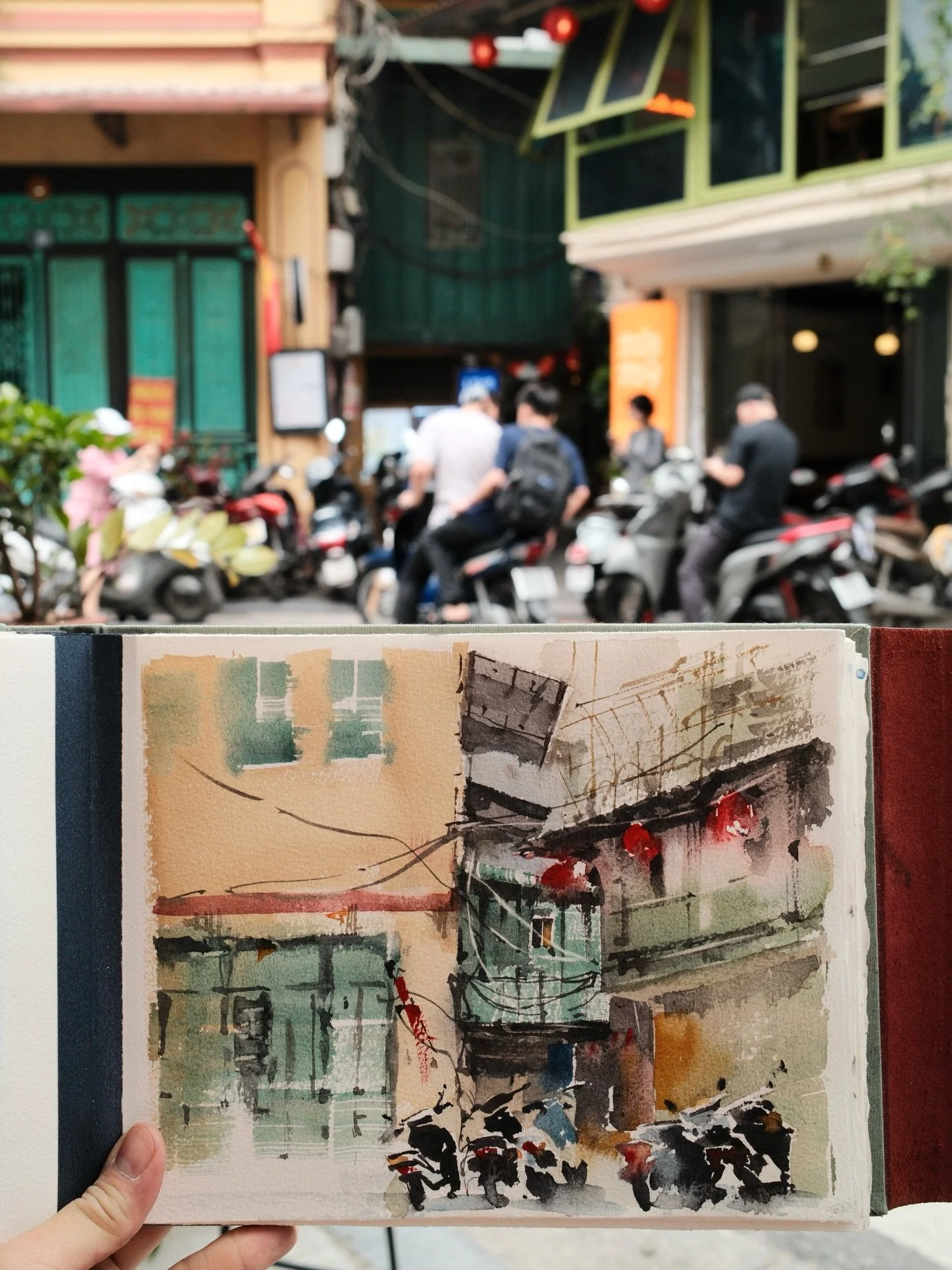 Enjoying a plein-air sketching session with @sondo_watercolor in Hanoi&rsquo;s Old Quarter.

@danielsmithartistsmaterials 
#pleinair #hanoioldquarter #urbansketching #watercolorart 🎨