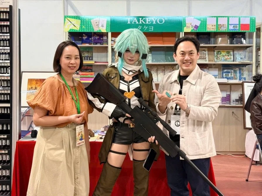 Matching the colors of cosplayed characters with the natural beauty of Daniel Smith Primatek minerals.

Phối hợp m&agrave;u sắc của c&aacute;c nh&acirc;n vật cosplay với vẻ đẹp tự nhi&ecirc;n của c&aacute;c vi&ecirc;n đ&aacute; qu&yacute; Primatek từ