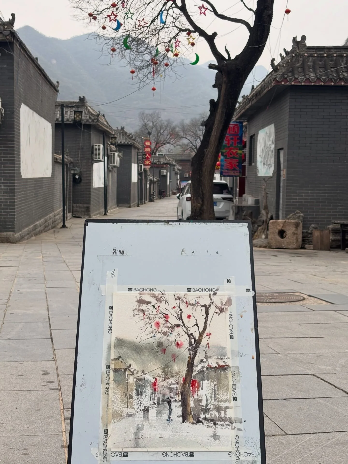 Painting en plein-air along the Ming Dynasty Great Wall, sharing quiet moments and colors with fellow artists from Vietnam.

#PleinAir #GreatWall #WatercolorJourney #ArtistsAbroad #PaintingTrip