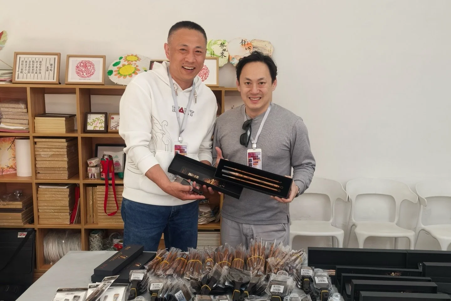 Thank you, my dear friend Tony Sun @ruhongbrush_official, for this beautiful set. Your brushes carry a rare balance of craftsmanship and elegance. I&rsquo;m sure they will stay with me in many paintings to come.

To buy Ruhong brushes in Vietnam, ple