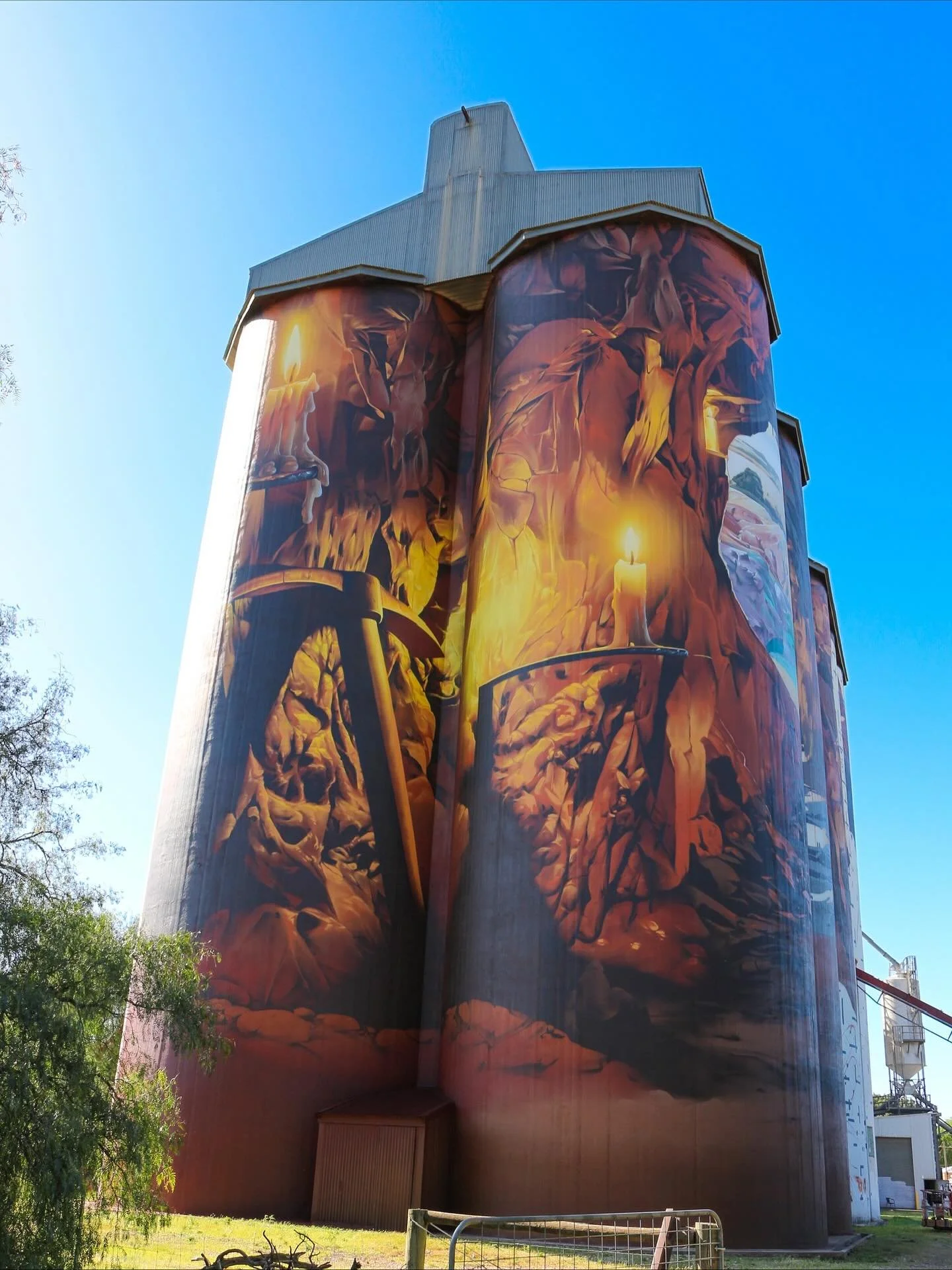 While we've been hiding out in a dark Melbourne basement, @smugone has been doing the hard yards out in Kapunda, South Australia. This silo is his most ambitious to date and serves as a standard bearer for the entire silo art trail. 

Big thank you t