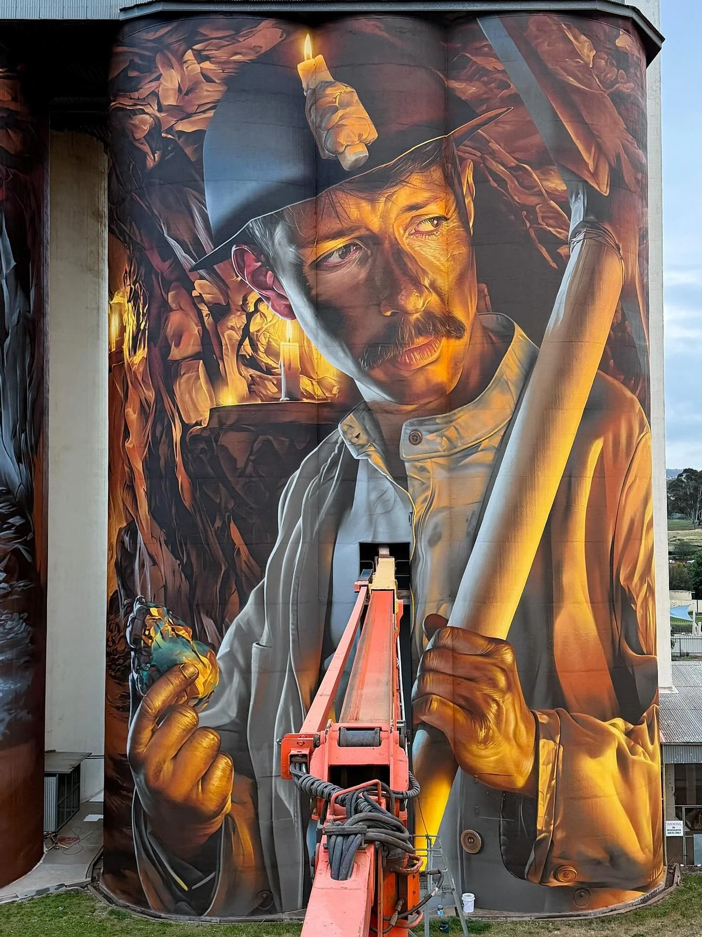 Truly awe inspiring! This silo artwork, depicting an 1840's copper miner, in Kapunda, South Australia by artist @smugone is by far the most detailed and impressive silo artwork ever created.  The amount of effort, and shear size of the silo, dwarfs e