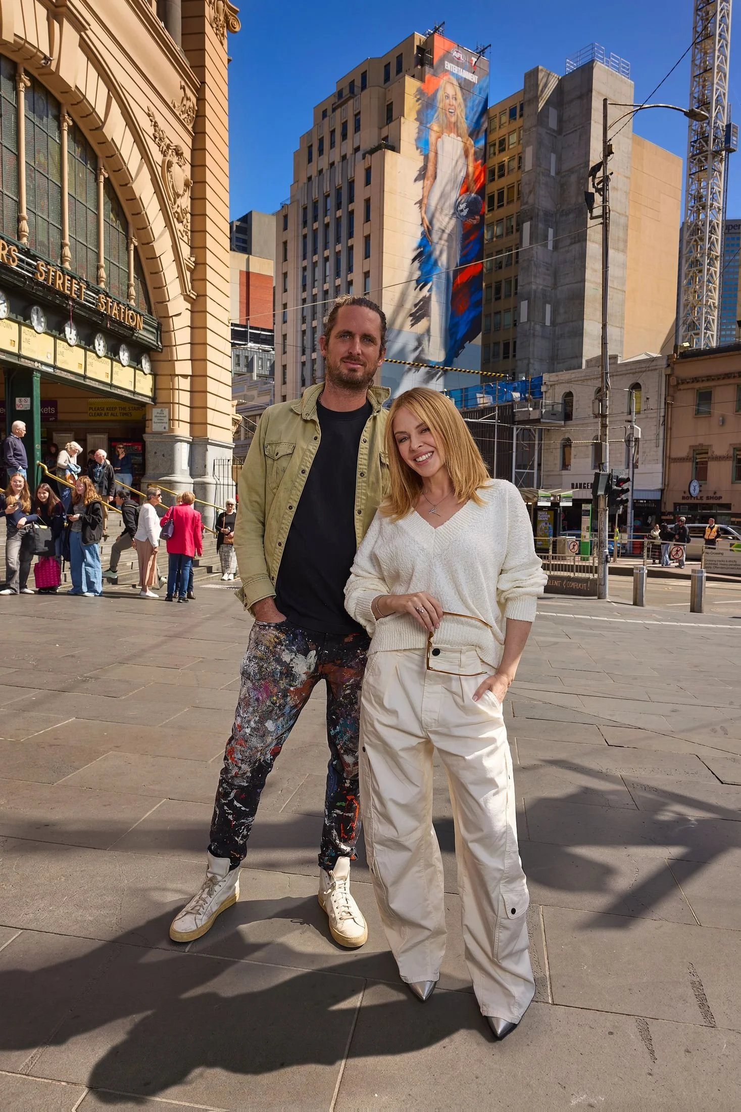 Kylie Minogue and Adnate in front of the finished mural