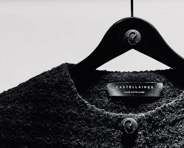castellaines-Ayane-cape-hanger-detail-2025.webp