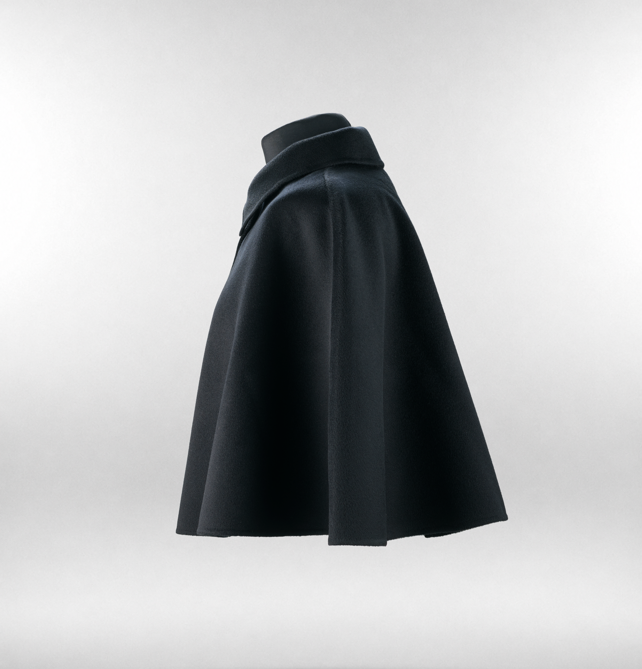 castellaines-eloise-cape-black-side-view.png