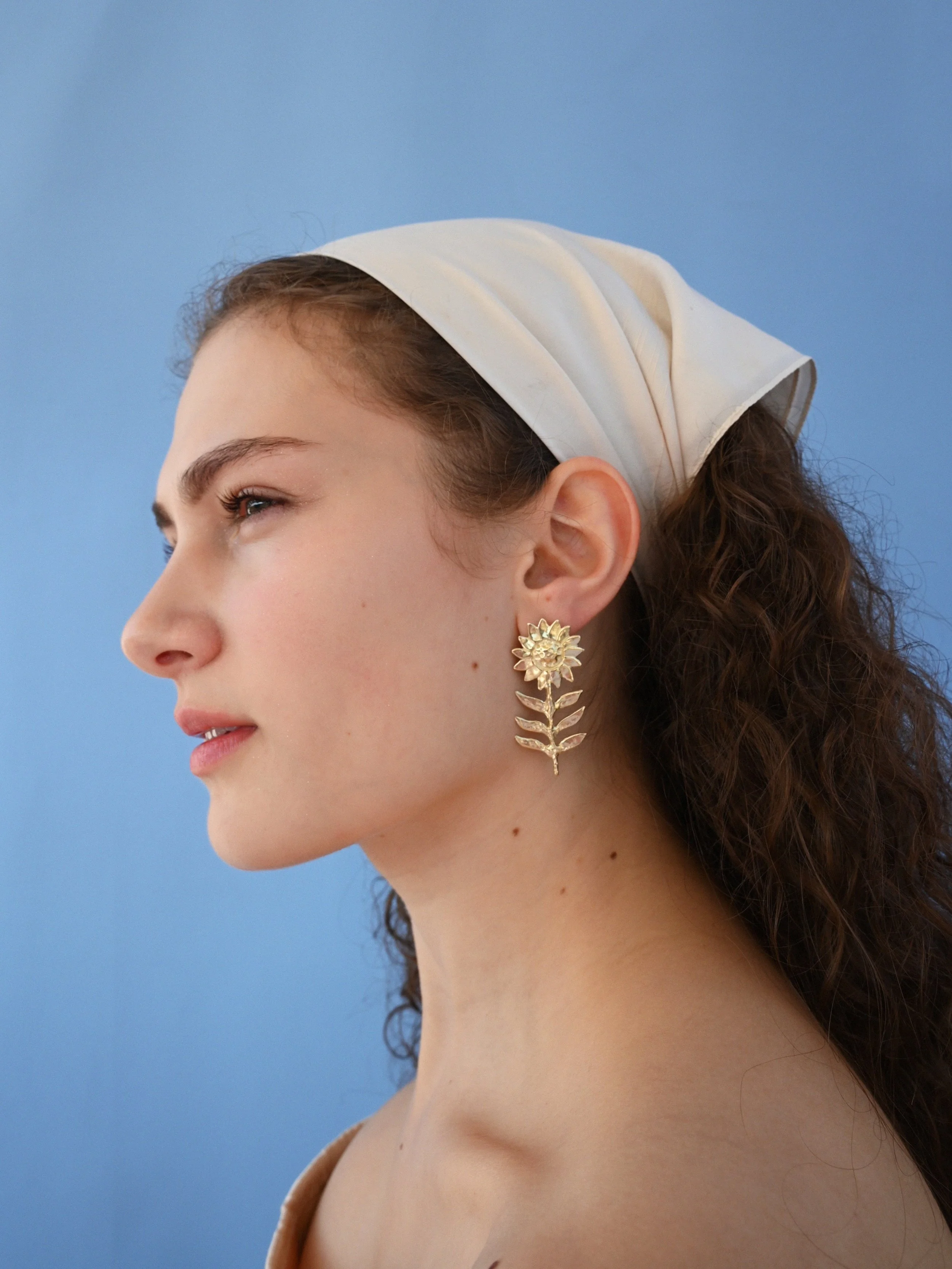 Pauline Hagan_Sunflower earrings gold_2.jpg