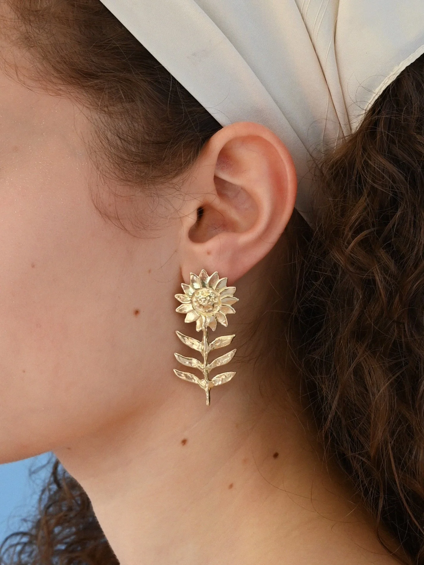 Pauline Hagan_Sunflower earrings gold_4.jpg