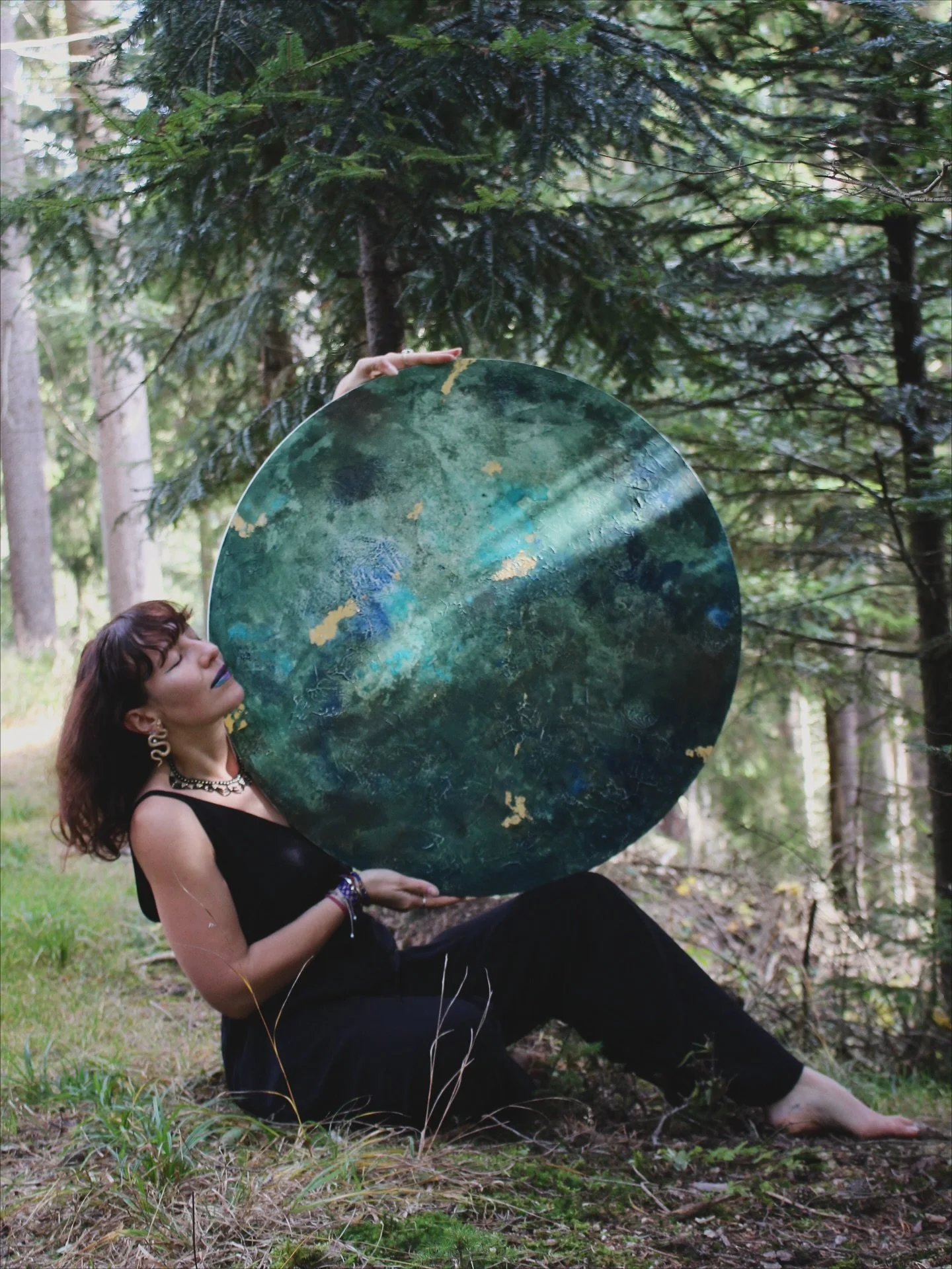 Blue dreams. Made from Azurite. Terre Verde. Chrysicolla. Gum Arabic. Gold. 

I had a dream of that exact painting in summer and bringing it to life with natural pigments felt alchemical 🐍 The forest seemed to enjoy it too 💙

#alchemyofdreams #drea