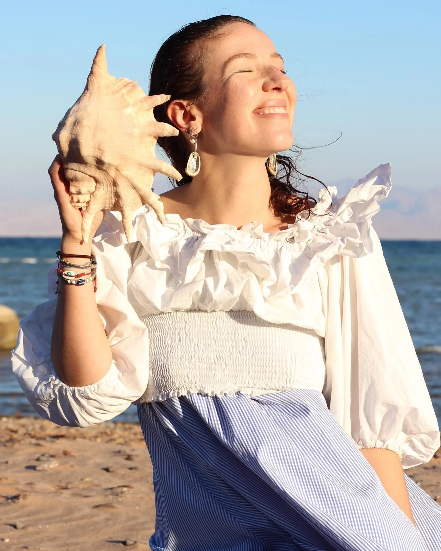 Currently enrolled in an advanced mermaid class at Sinai university. 💙🐚🧜&zwj;♀️ 

Curriculum:
- listening to the sea&rsquo;s whispers 
- shell divination and sketching 
- tidal philosophy 
- freediving

The sea is a very generous teacher. 

#natur