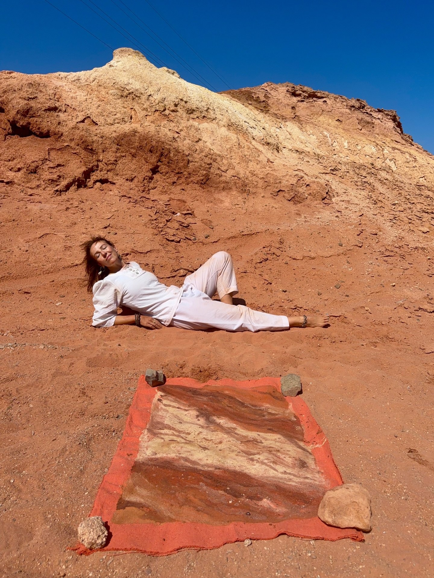 From desert to canvas 🧡 

Sand and ochre from NuweibA, South Sinai, mixed with honey and gum from the Acacia tree ✨

Much love and credit to my friends from Tarabeen tribe, who allow me to paint there 💫 

#pigment #egypt #sinai #landartist #natural