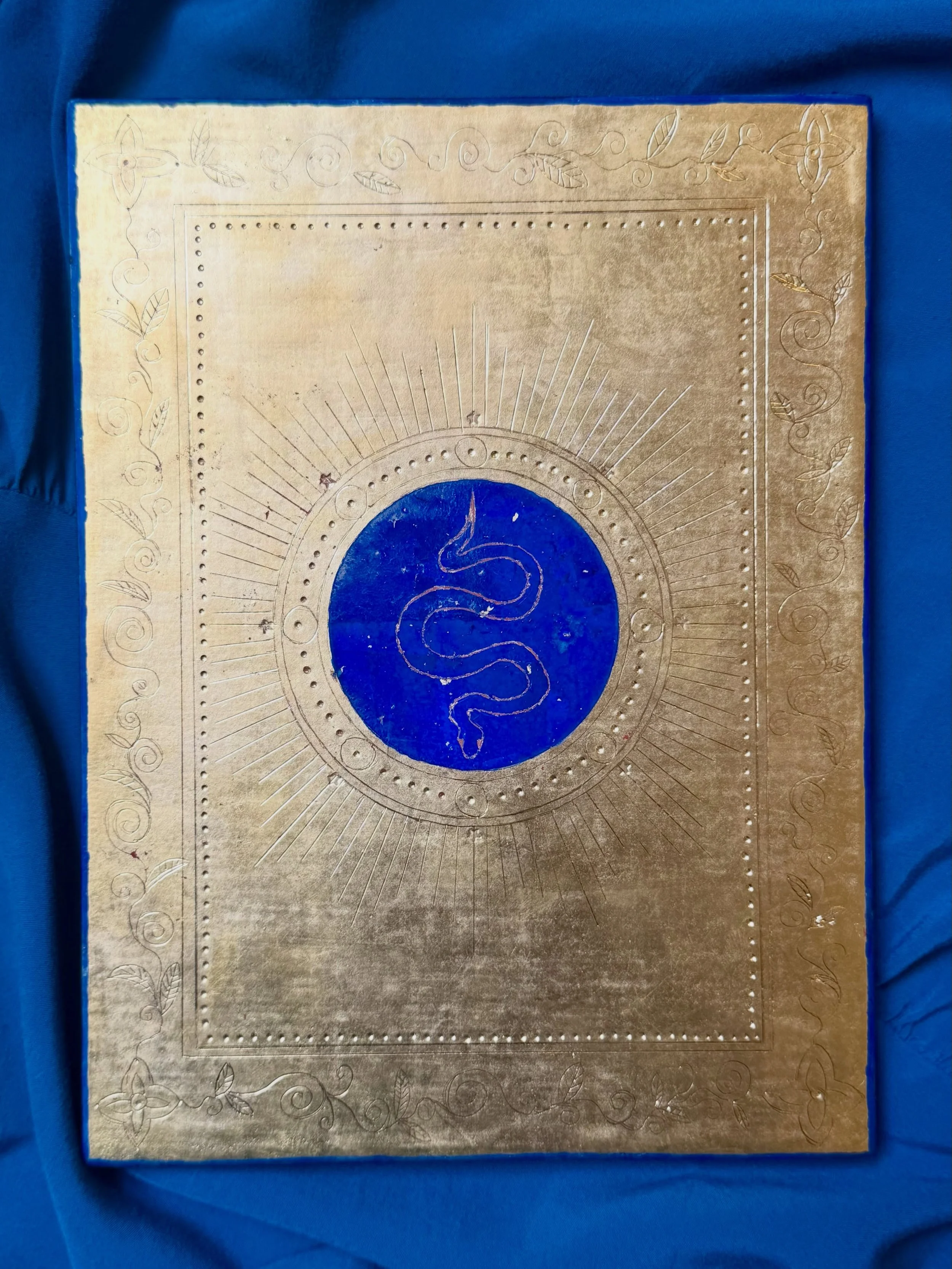 💙Origin💙
Gold leaf and ultramarine pigment on a wooden panel 

Gold has long been used to evoke the eternal, the sacred and the divine. For my first gilded work, I chose the image of the cosmic serpent, inspired by ancient Egyptian mythology, where