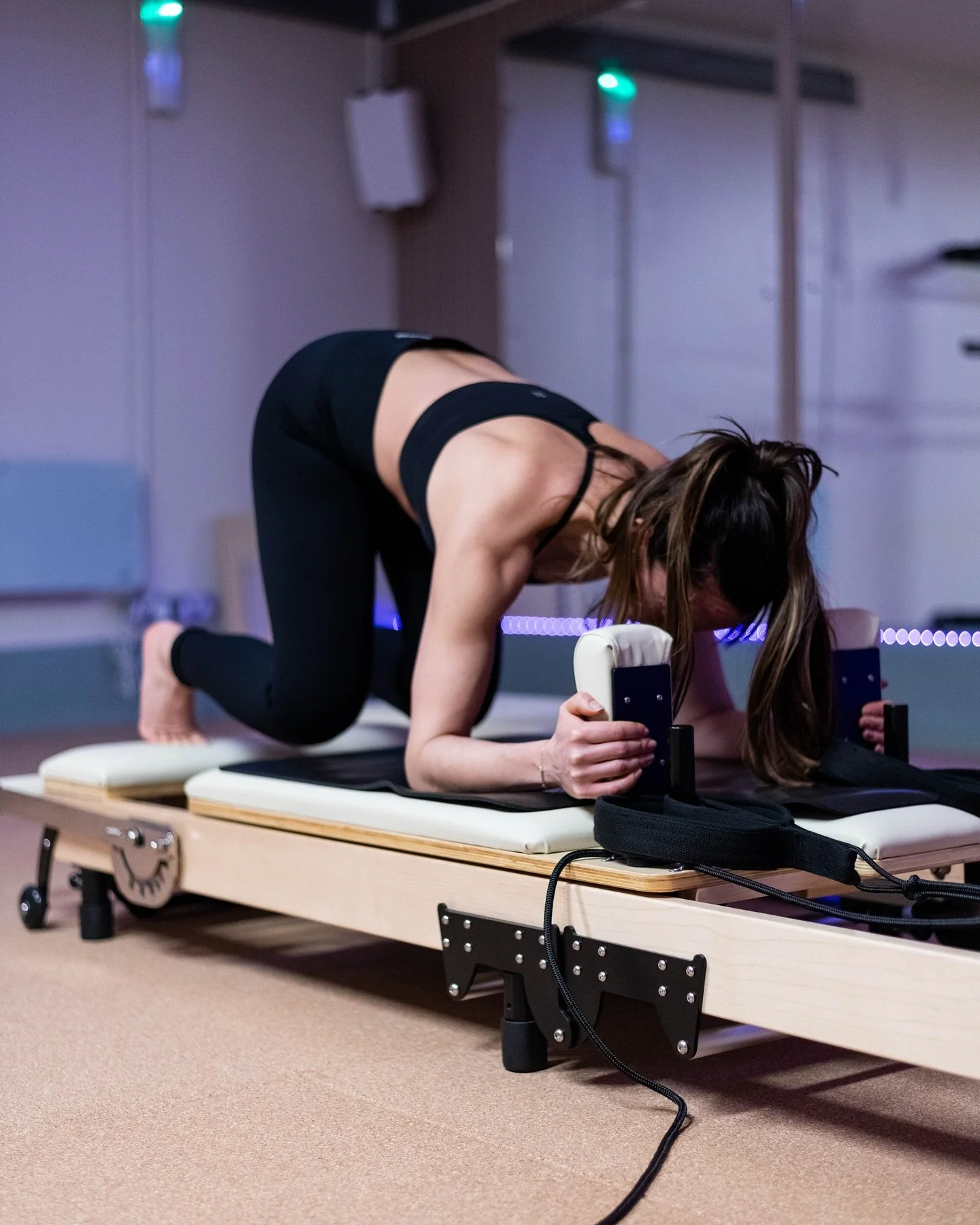 Strength, control and mobility 💪🏼 @margaritafitnesscoach loves to mix up strength training and reformer pilates in her Personal Training sessions so you get the best of both! Please send us a message if you are interested in trying it out! 😊

#ref