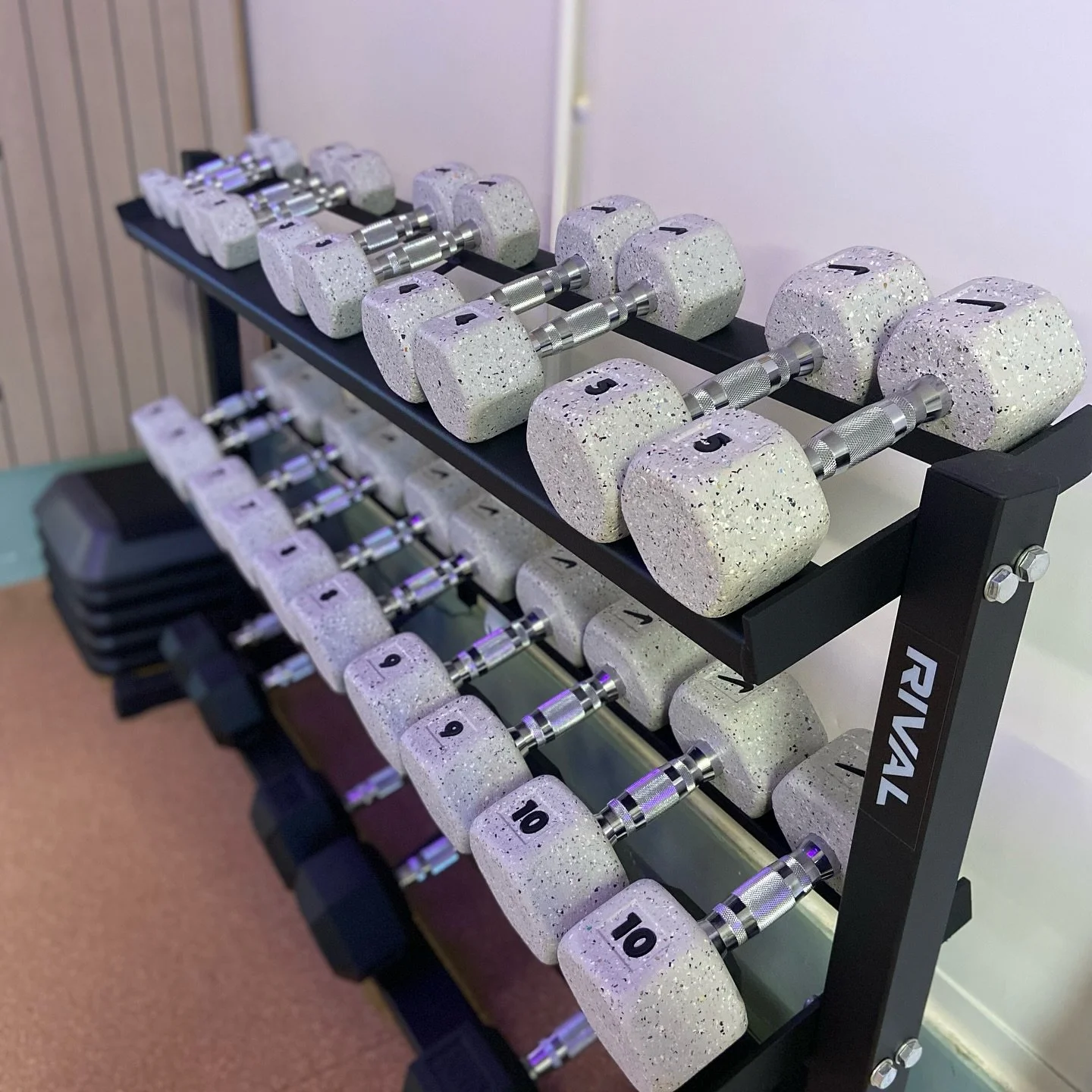 Still obsessed with our @nikestrength dumbbells made from recycled trainers 😍🔥

****
#stalbans #hertfordshire #stalbansfitness #personaltrainer #stalbansmums #stalbanslife #hertfordshirelife #stalbanspilates #stalbanscommunity #personaltraining #pe
