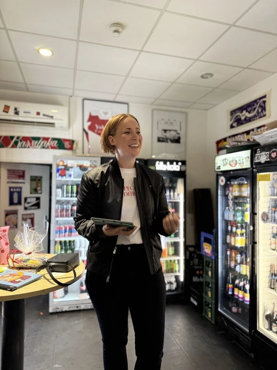 Sarah Gerwing präsentiert stehend ihr Buch in einem Kiosk