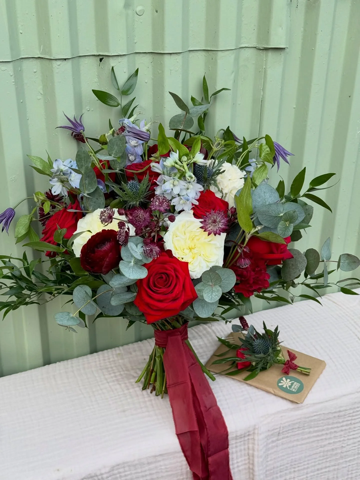 tartan-inspired florals for caitlin &amp; callum&rsquo;s easter weekend wedding 💒 ❣️

their florals featured a red base of naomi roses, bordeaux ranunculus, astrantia, sanguisorba and chrysanthemums lightened by gorgeous myra white roses, with pop o
