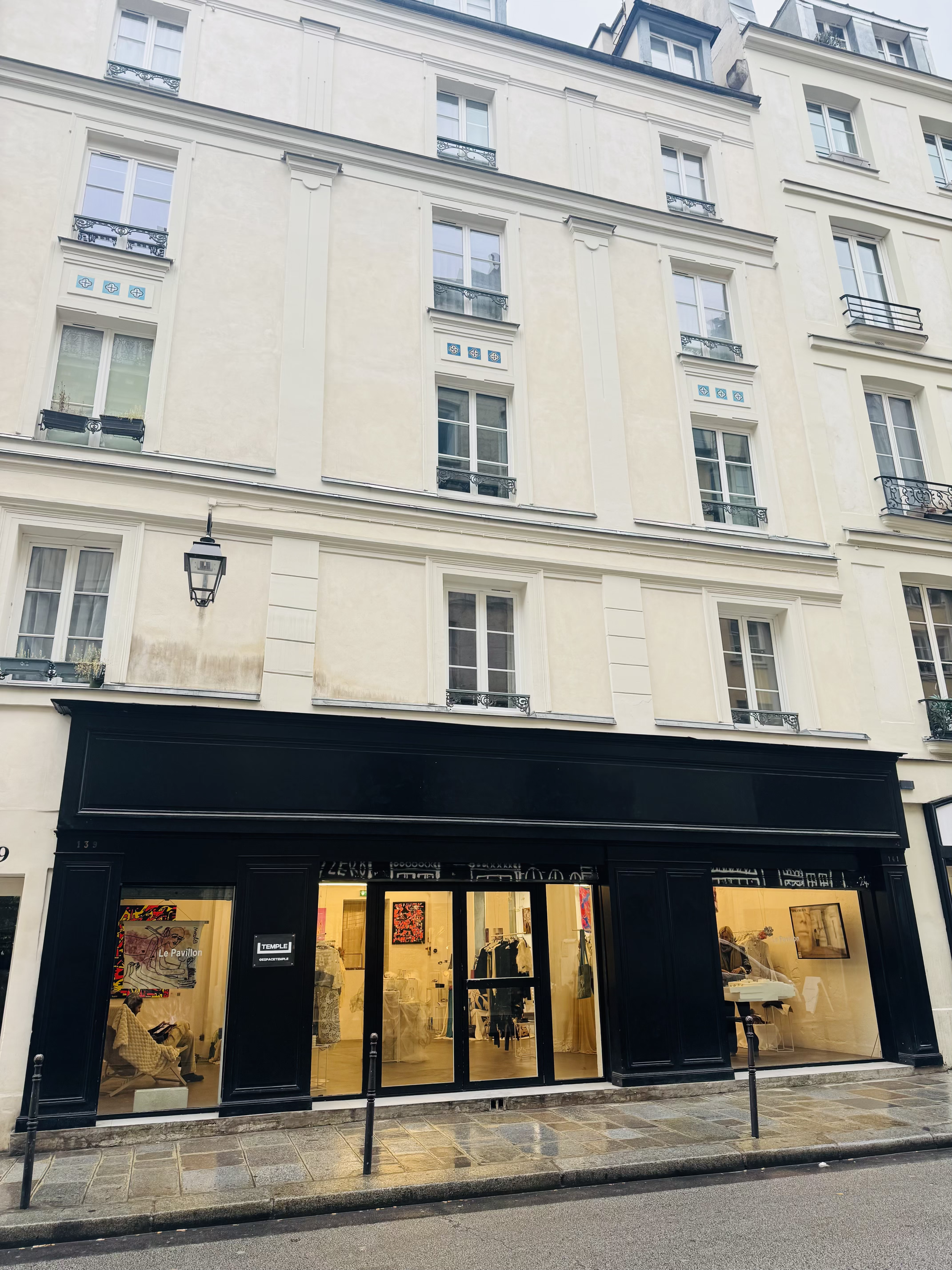 Façade du concept store "Le Pavillon", où l'artiste Manon SAJOUS à exposé pendant un mois. Dans le marais, à Paris