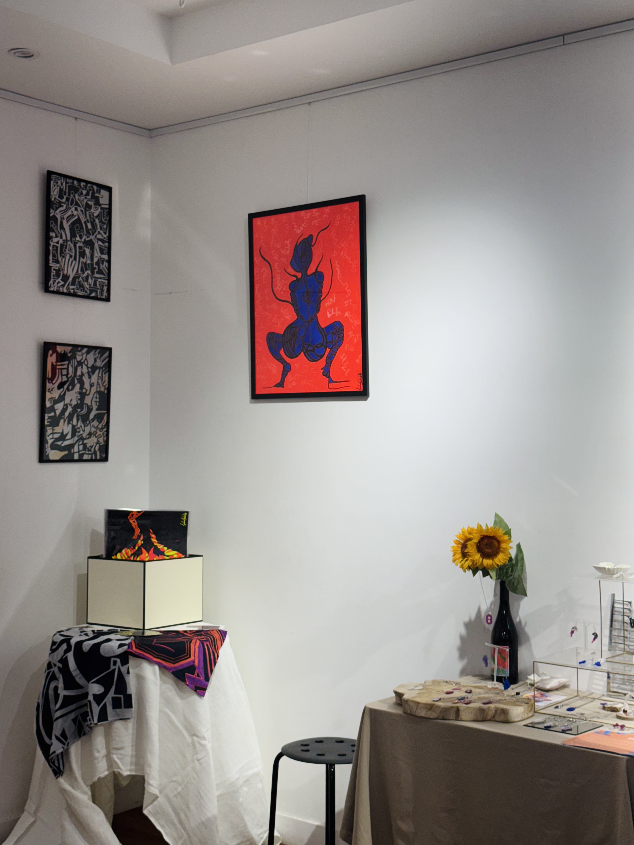 Stand de Manon, avec ses oeuvres et ses foulards