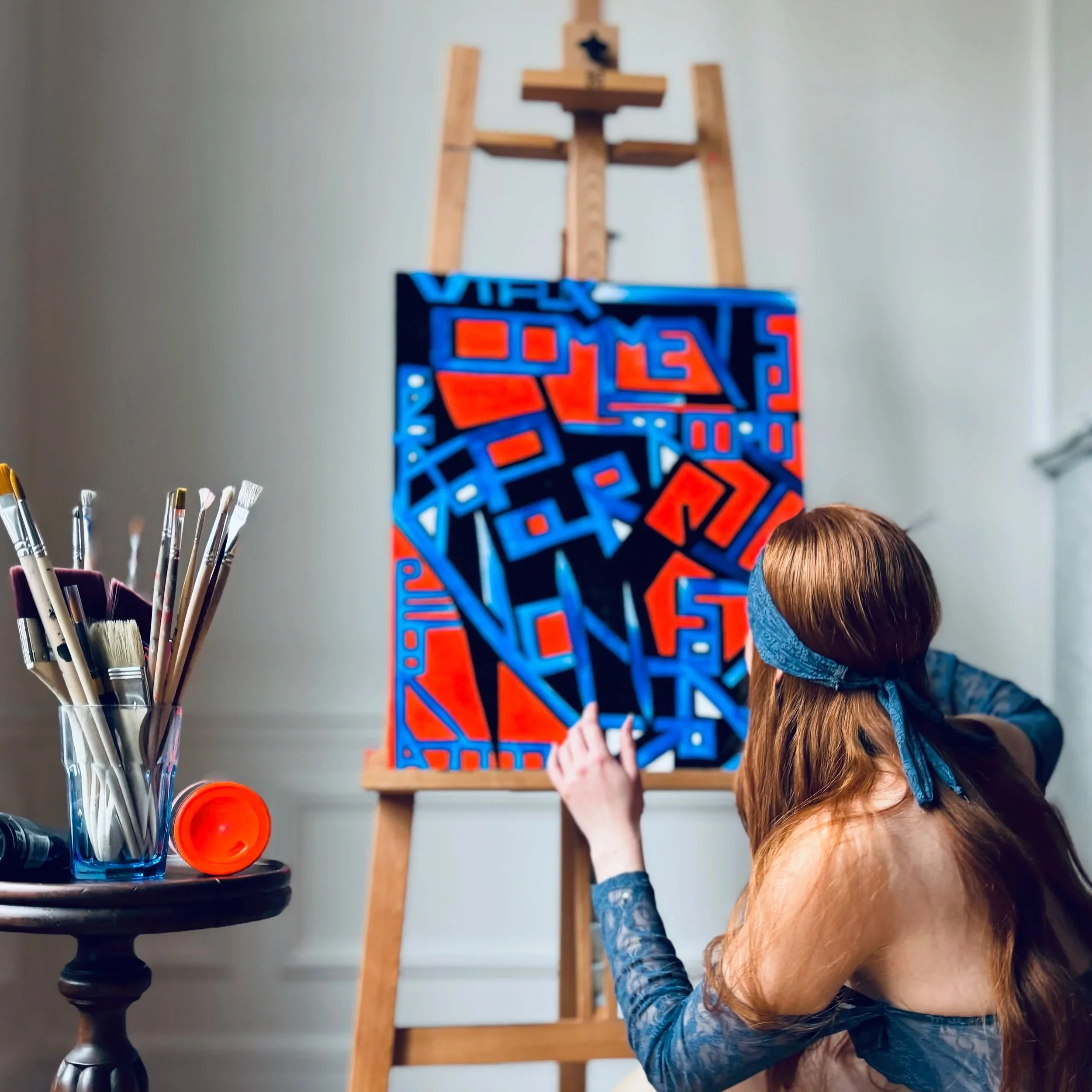 quadrillage des mots, orange fluo, bleu, noir, pinceaux, atelier, rousse, artiste, paris, studio, art, mode