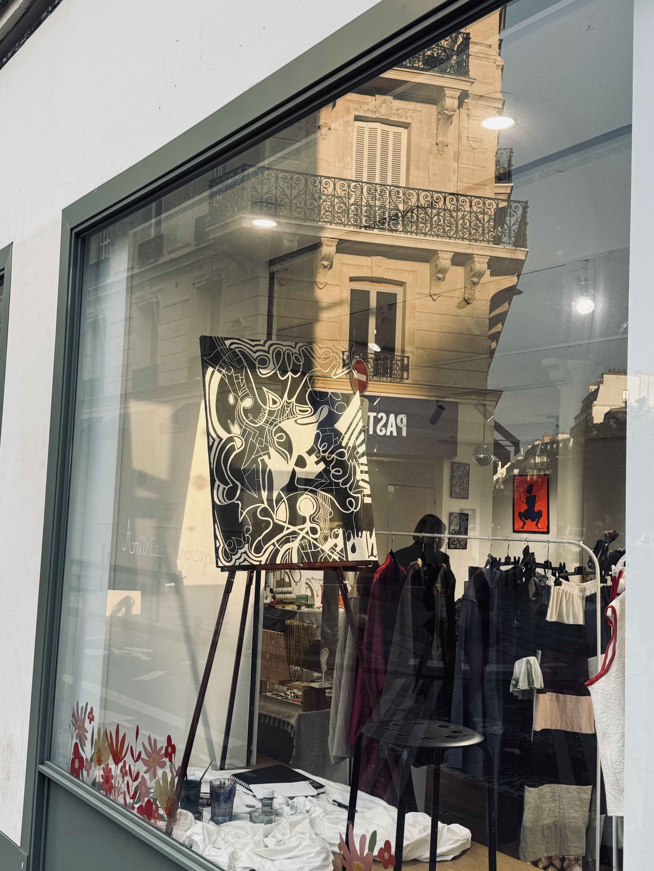 Vitrine avec un tableau noir et argenté, que Manon SAJOUS à peint en live dans un pop up à paris. 