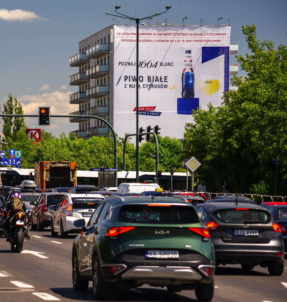 Reklama piwa 1664 Blanc na siatce wielkoformatowej Urban Ads – ekspozycja przy ruchliwym skrzyżowaniu w Warszawie