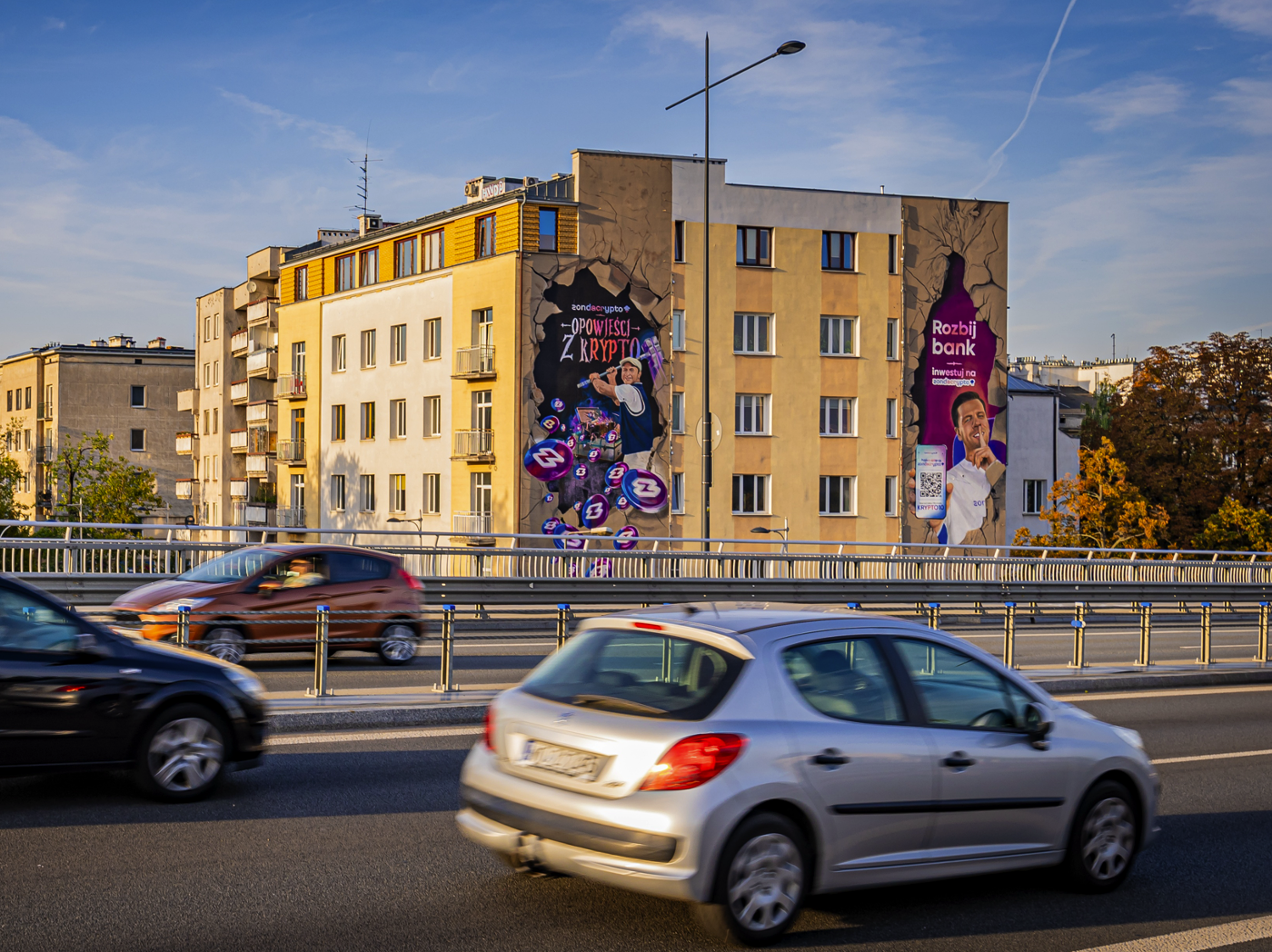 Reklamowe murale Urban Ads na fasadzie budynku – kreatywna kampania bankowa przy jednej z głównych arterii miejskich