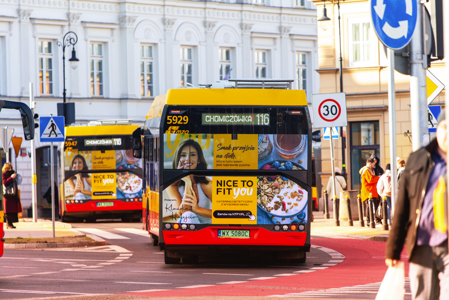 Reklama 'Nice to fit you' na autobusie w kampanii Urban Ads – Digital OOH w przestrzeni miejskiej Warszawy