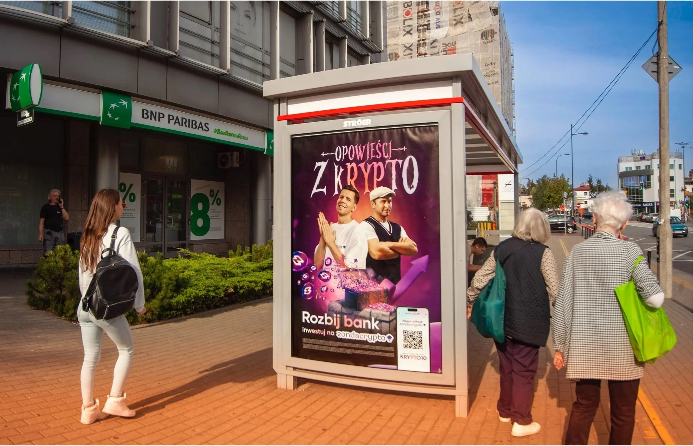 Reklama 'Opowieści z Krypto – Rozbij bank' na citylighcie Urban Ads przy przystanku w centrum miasta
