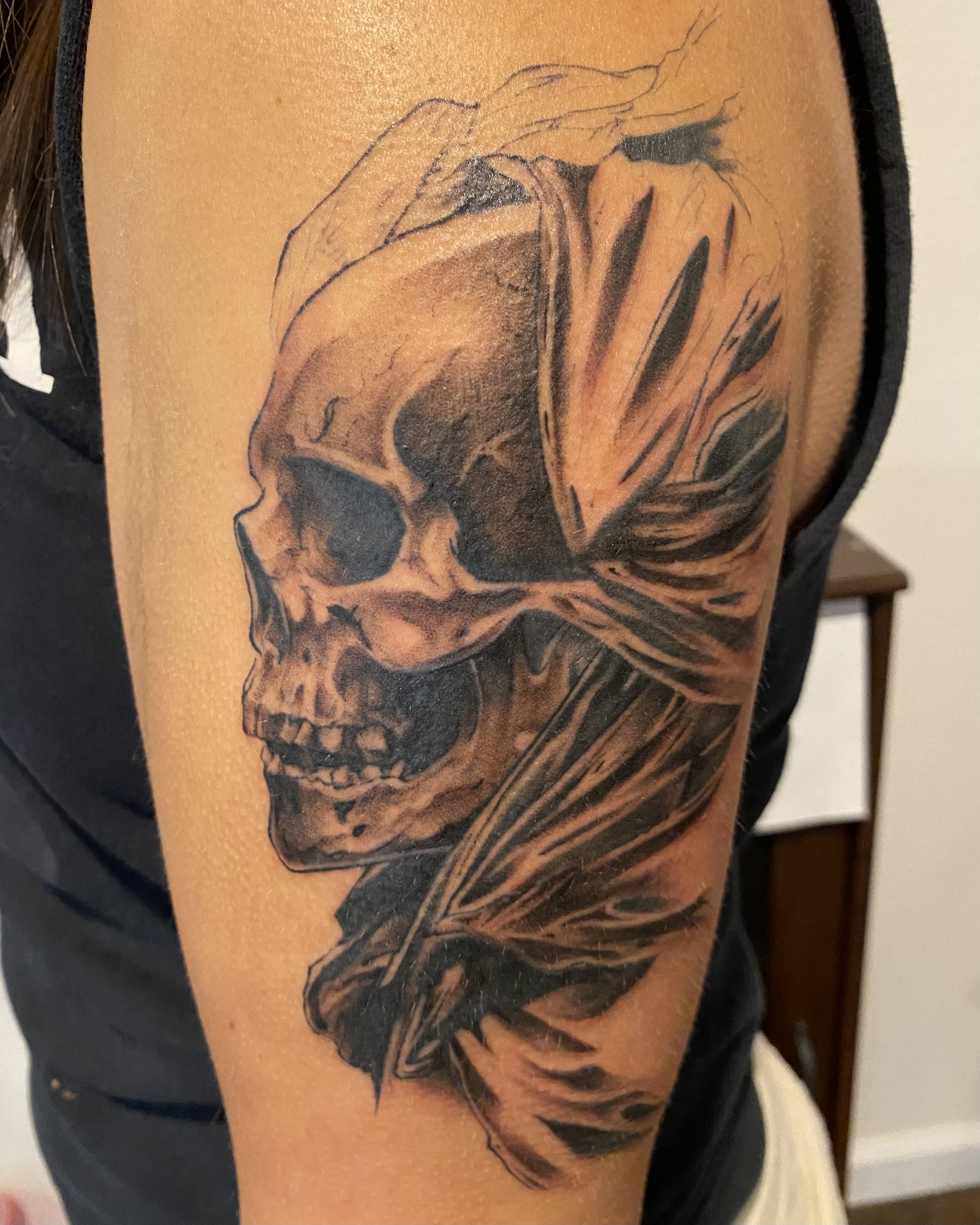 illustrative realism skull with smooth black and grey shading