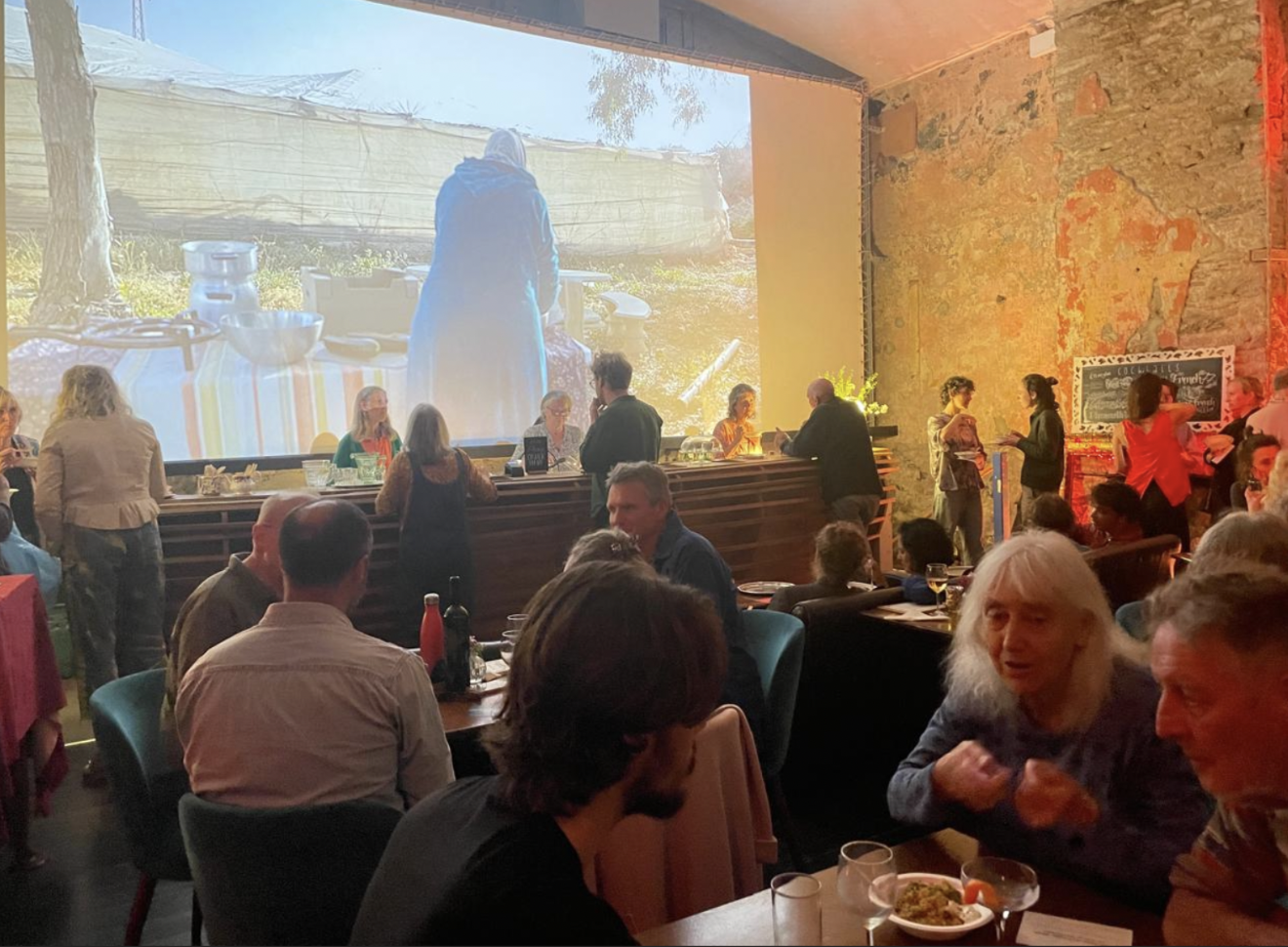 Research in Action Community: Exchanges Behind the Scenes